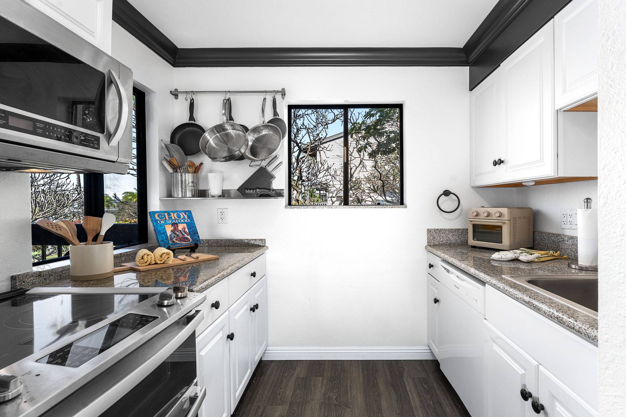 Kailua-kona, HI 96740,75-5863 KUAKINI HIGHWAY #221