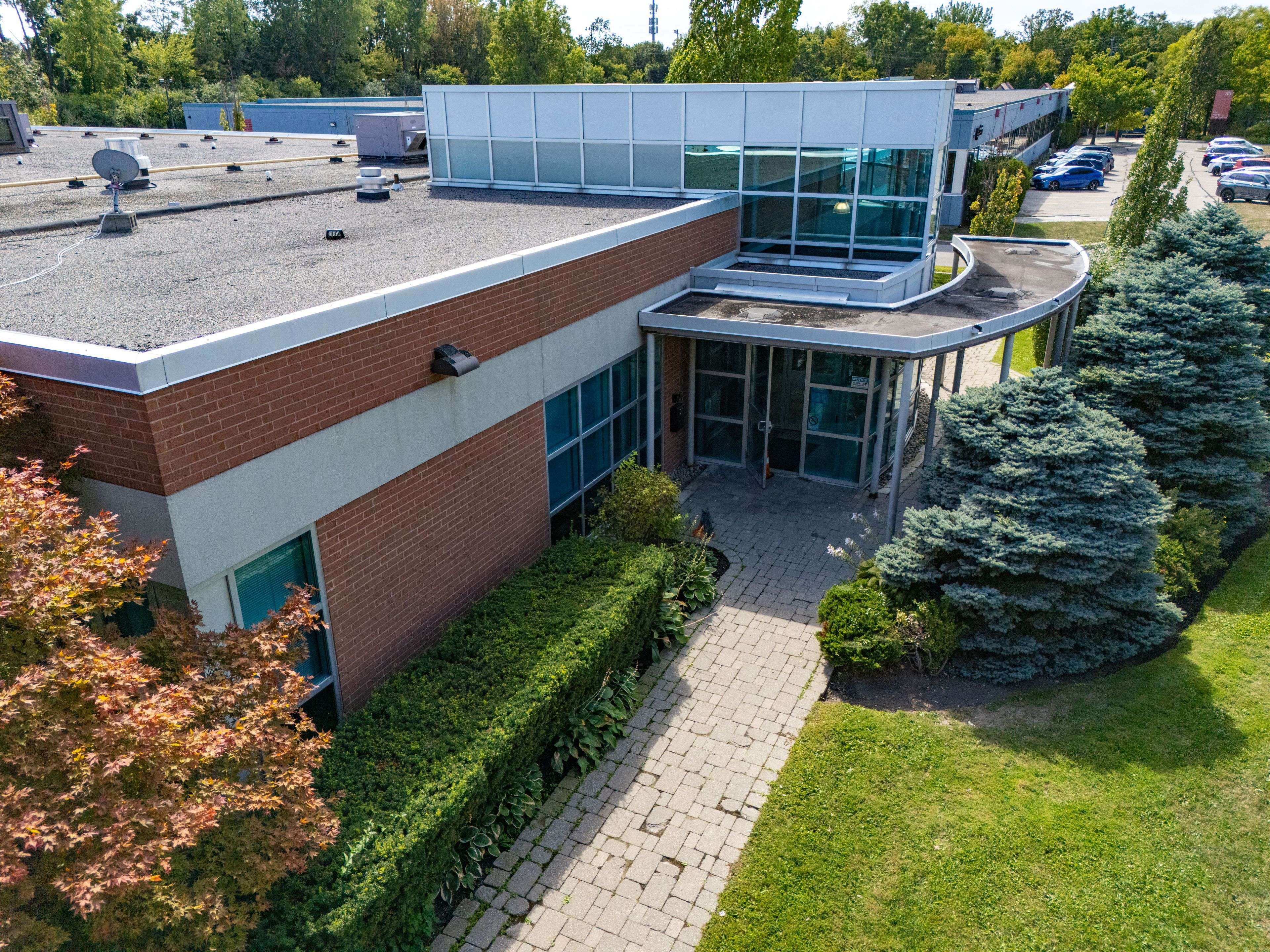 Toronto C13, ON M3B 1S9,21 Kern RD