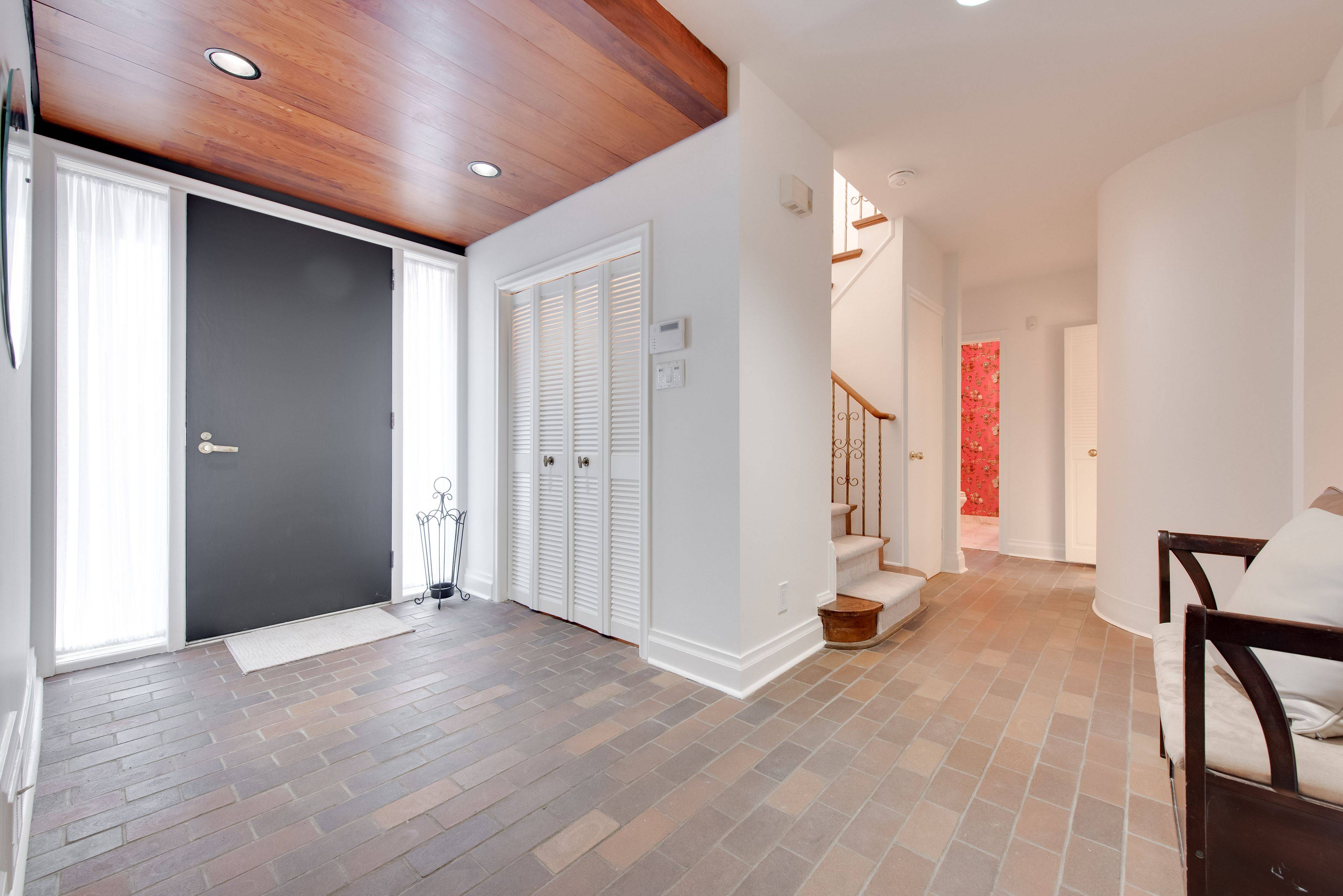 Toronto C04, ON M6C 2J9,36 Shallmar BLVD