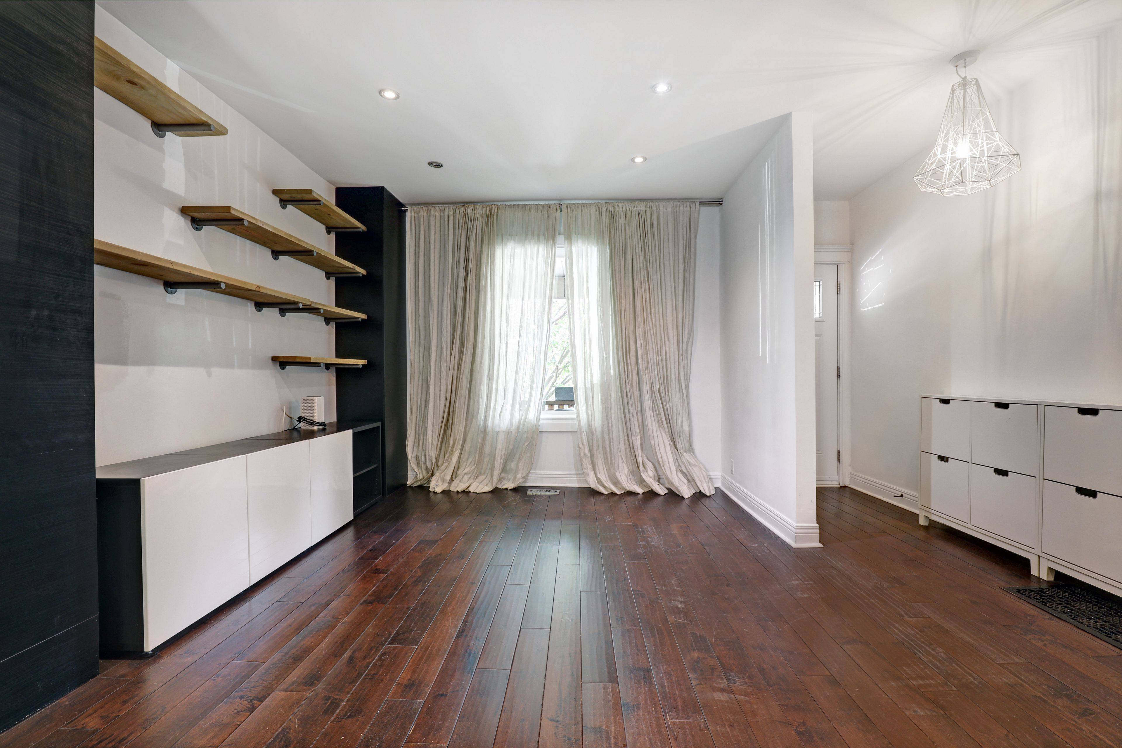 Toronto C02, ON M6G 2V3,755 Euclid AVE