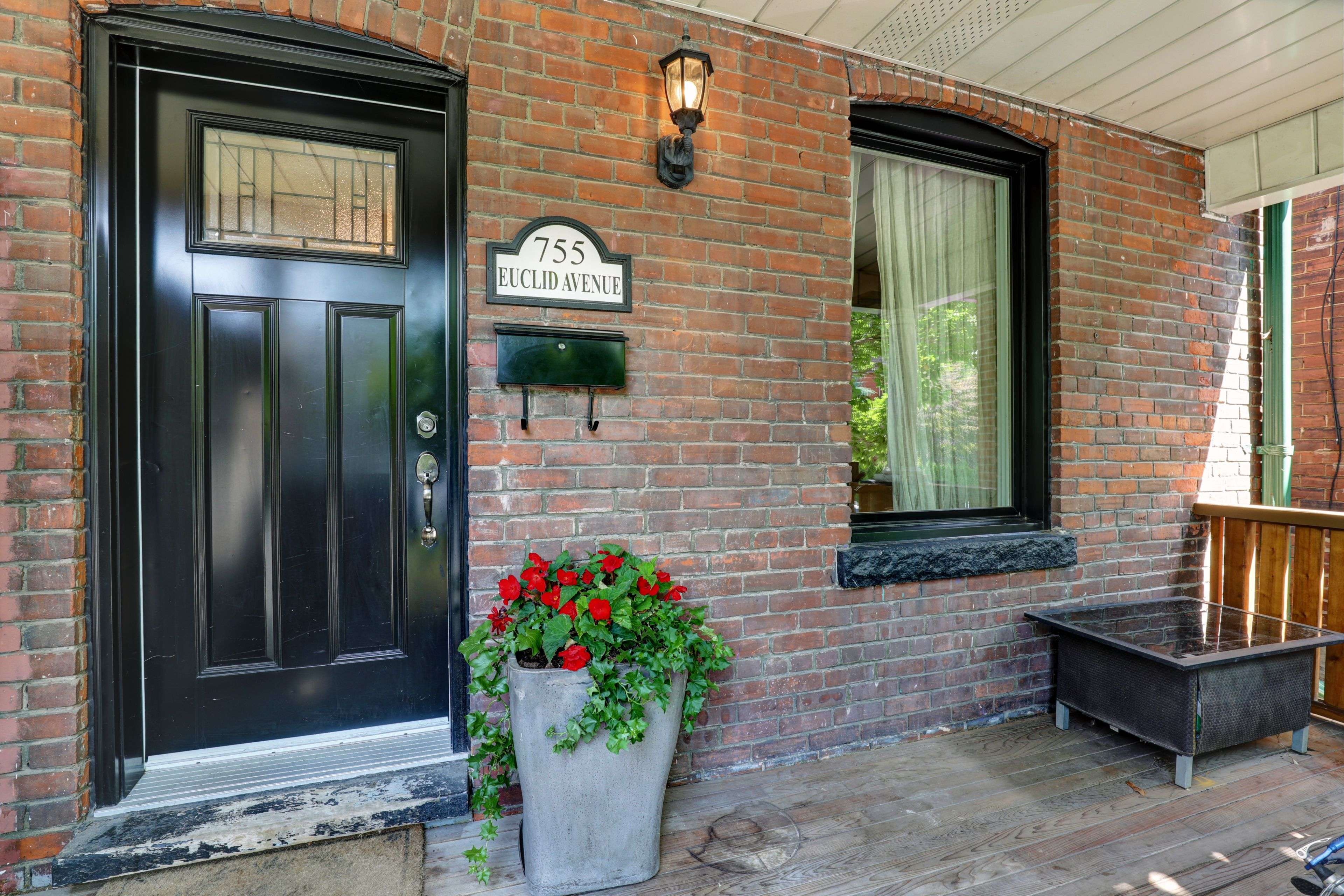 Toronto C02, ON M6G 2V3,755 Euclid AVE