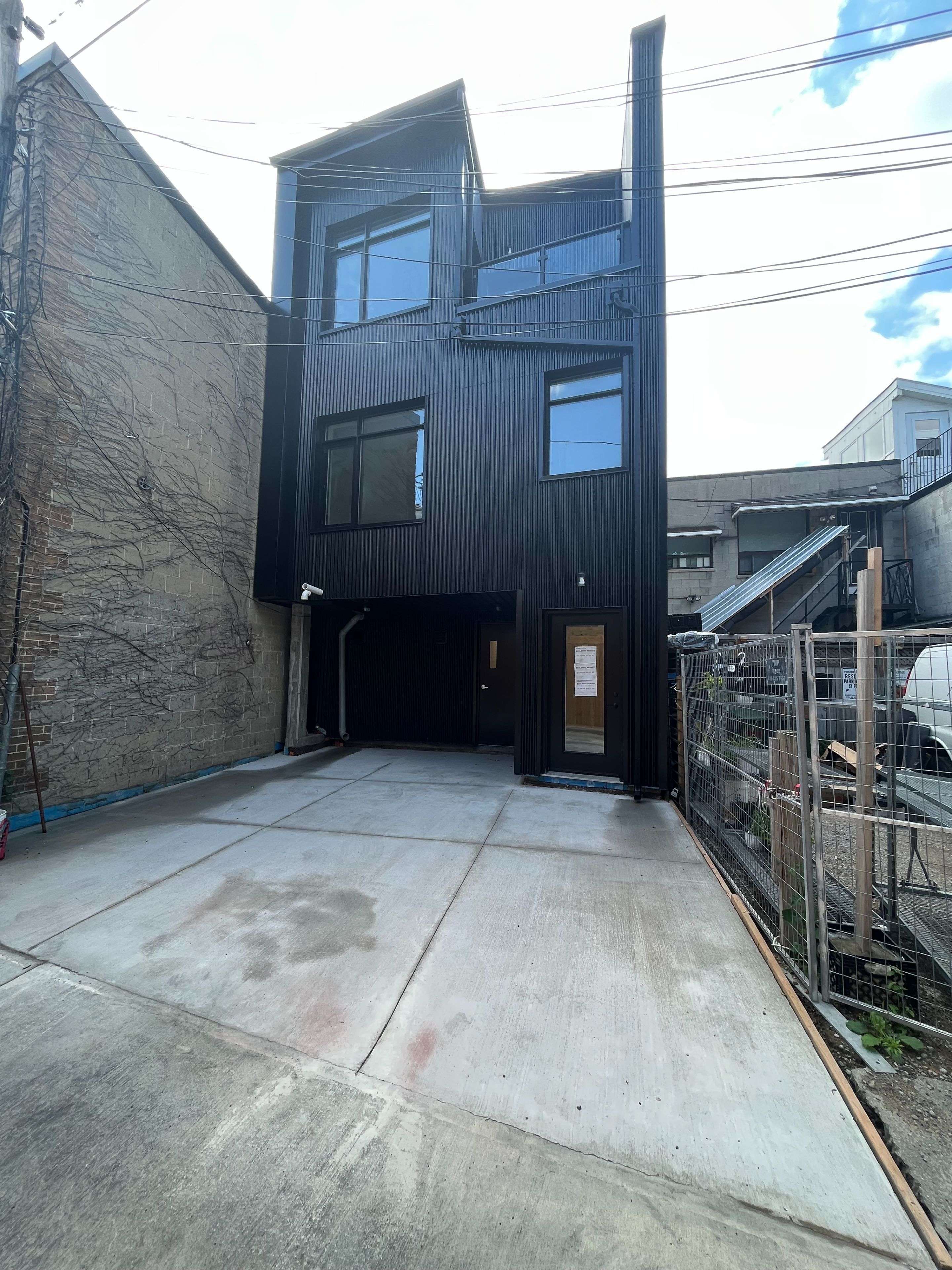 Toronto E02, ON M4E 1T4,1048 Kingston RD