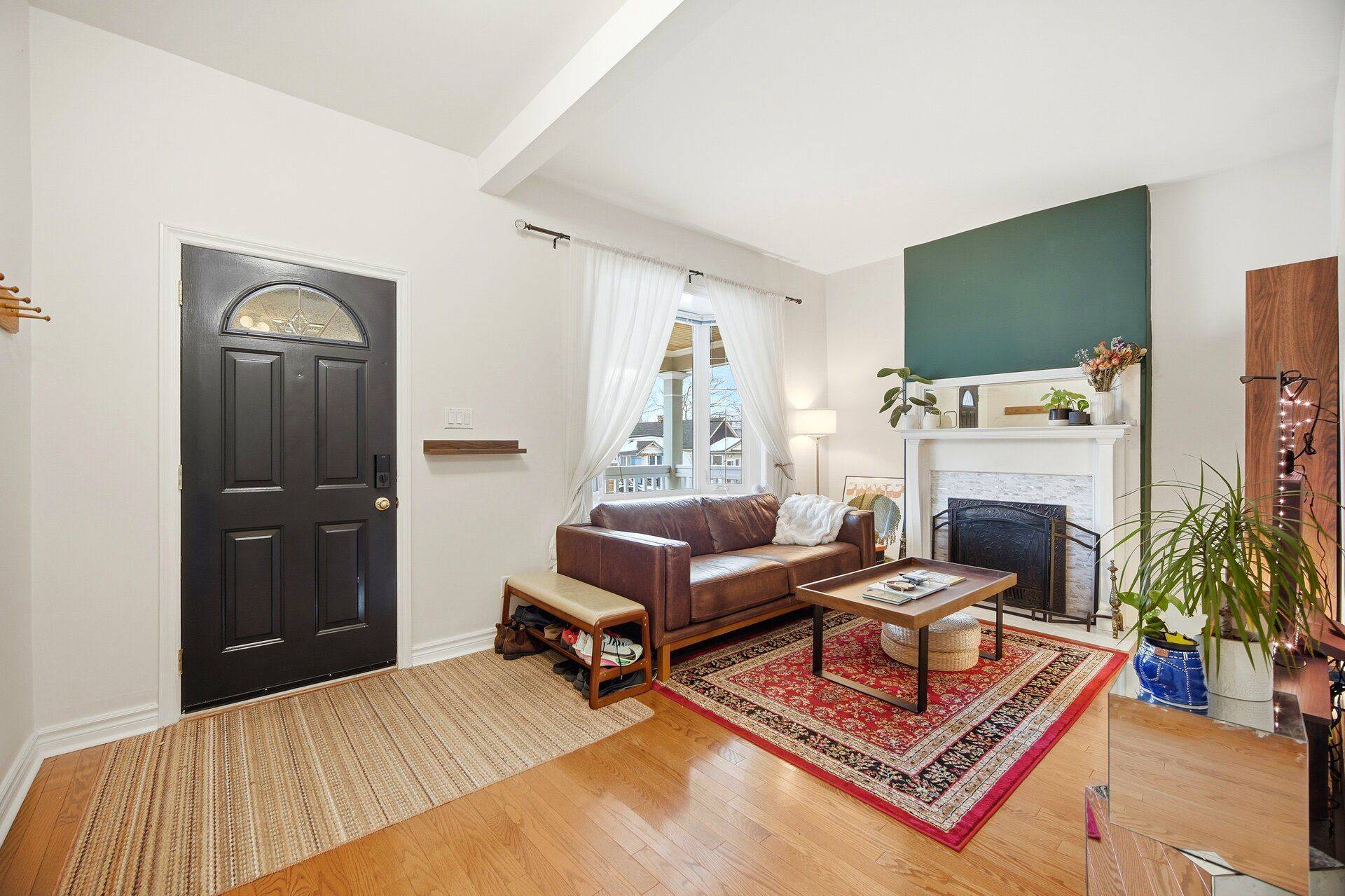 Toronto E01, ON M4L 2X1,402 Woodfield RD #A