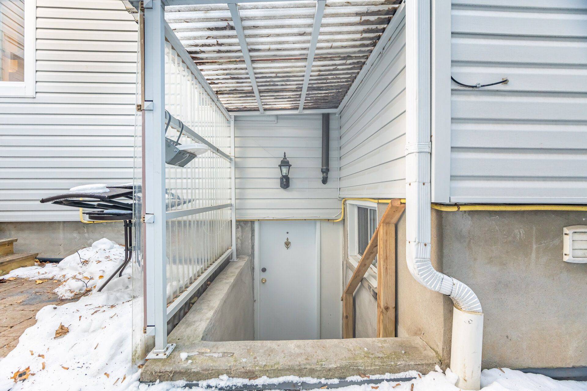 Toronto E01, ON M4L 2X1,402 Woodfield RD #B