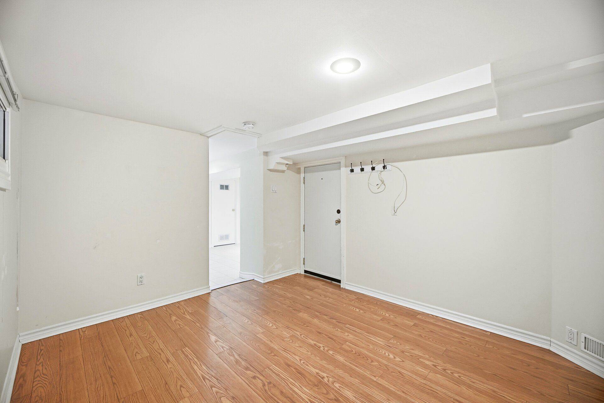 Toronto E01, ON M4L 2X1,402 Woodfield RD #B