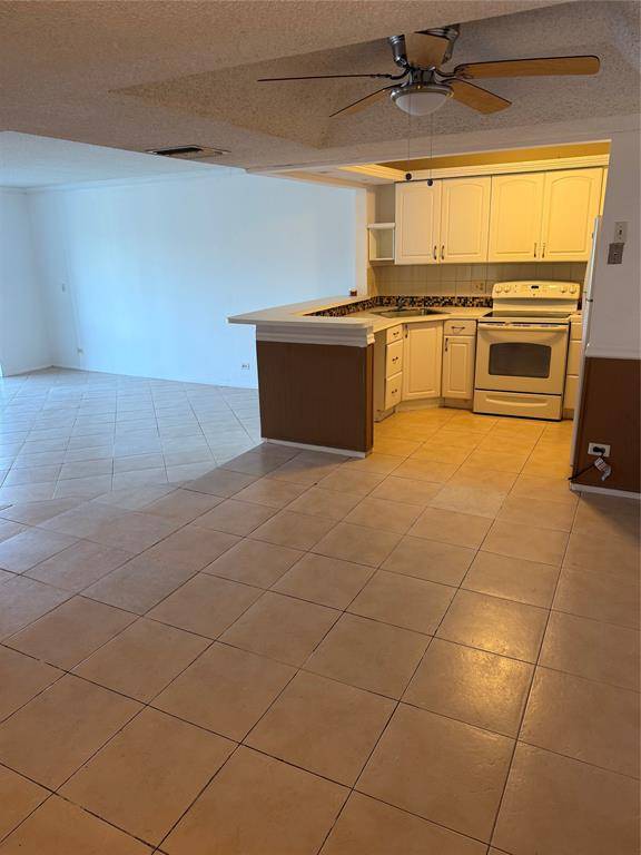 Lauderhill, FL 33319,3740 Inverrary Dr #3D