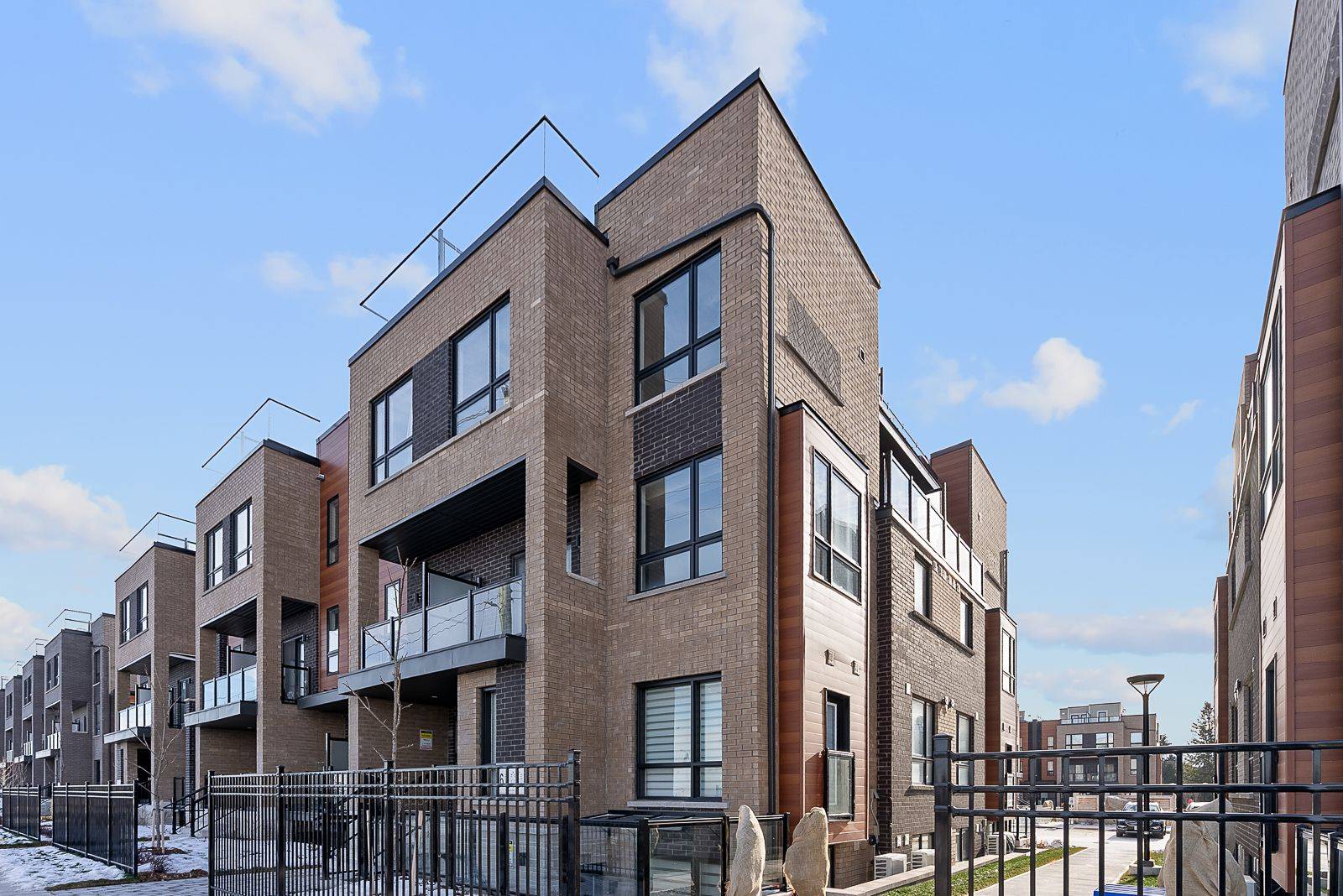 Newmarket, ON L3Y 0H3,16 Lytham Green CIR #3