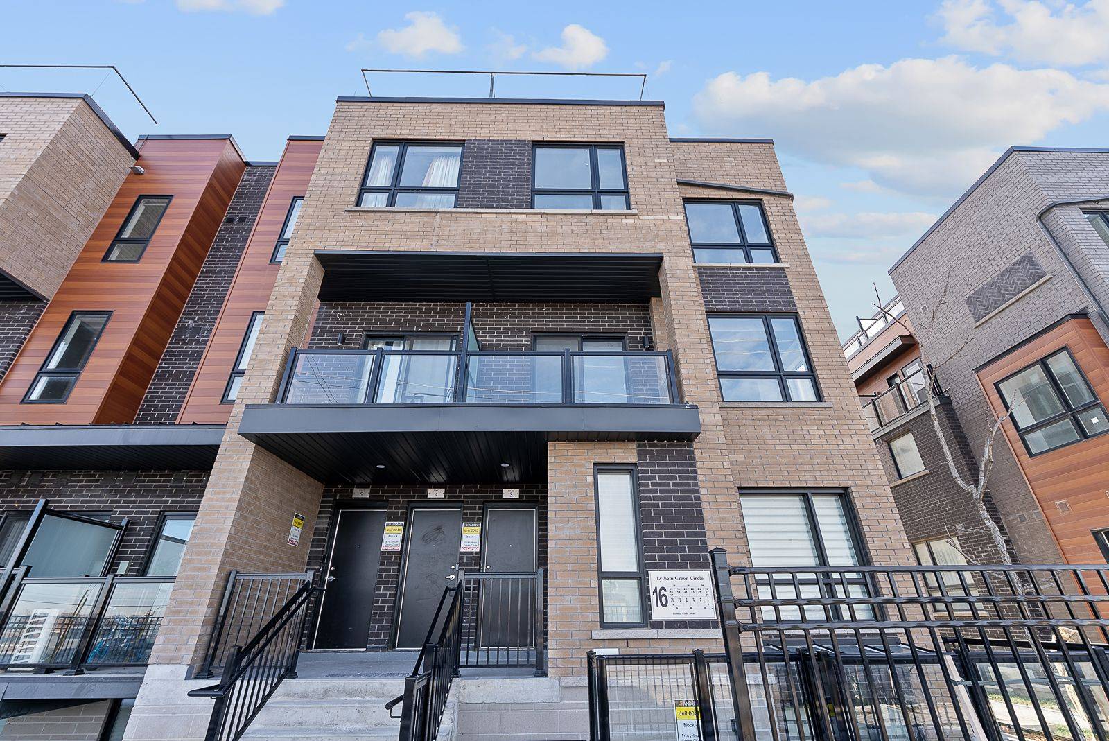 Newmarket, ON L3Y 0H3,16 Lytham Green CIR #3