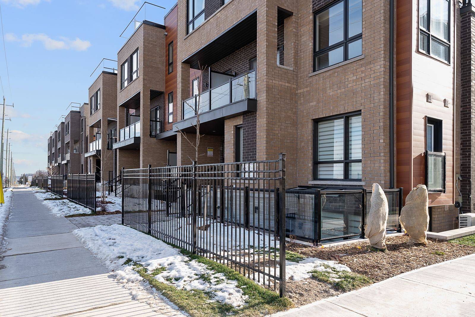 Newmarket, ON L3Y 0H3,16 Lytham Green CIR #3