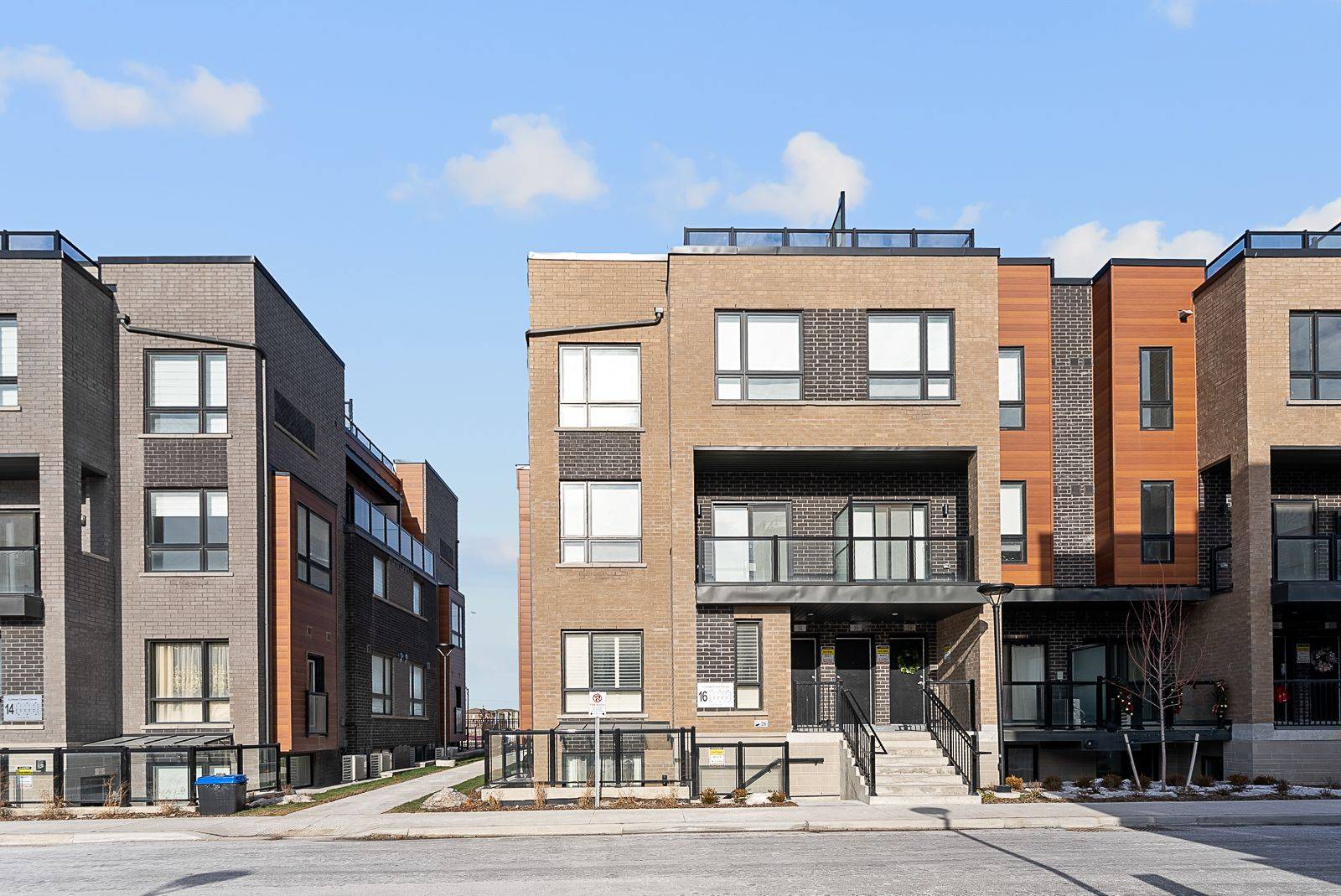 Newmarket, ON L3Y 0H3,16 Lytham Green CIR #3