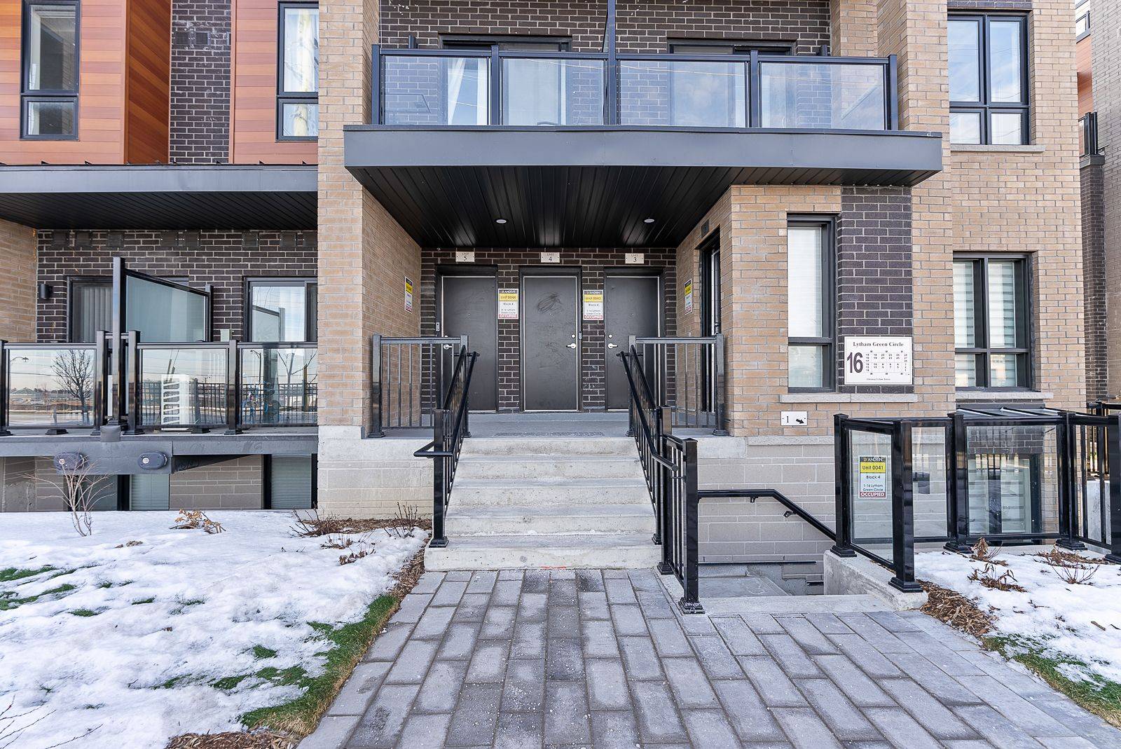 Newmarket, ON L3Y 0H3,16 Lytham Green CIR #3