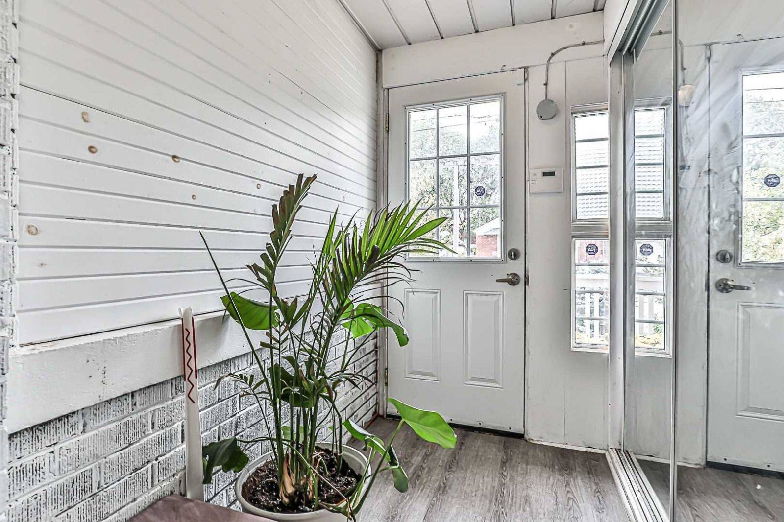 Toronto W06, ON M8W 1R6,75 Fairfield AVE