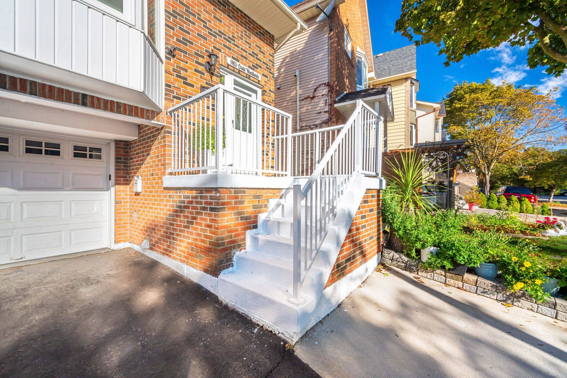 Mississauga, ON L5C 3V7,1463 Credit Woodlands CT