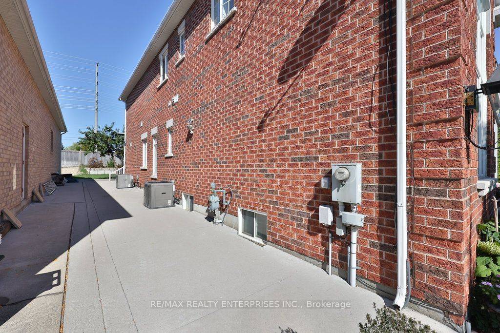 Brampton, ON L6P 2L3,37 Castlegate BLVD