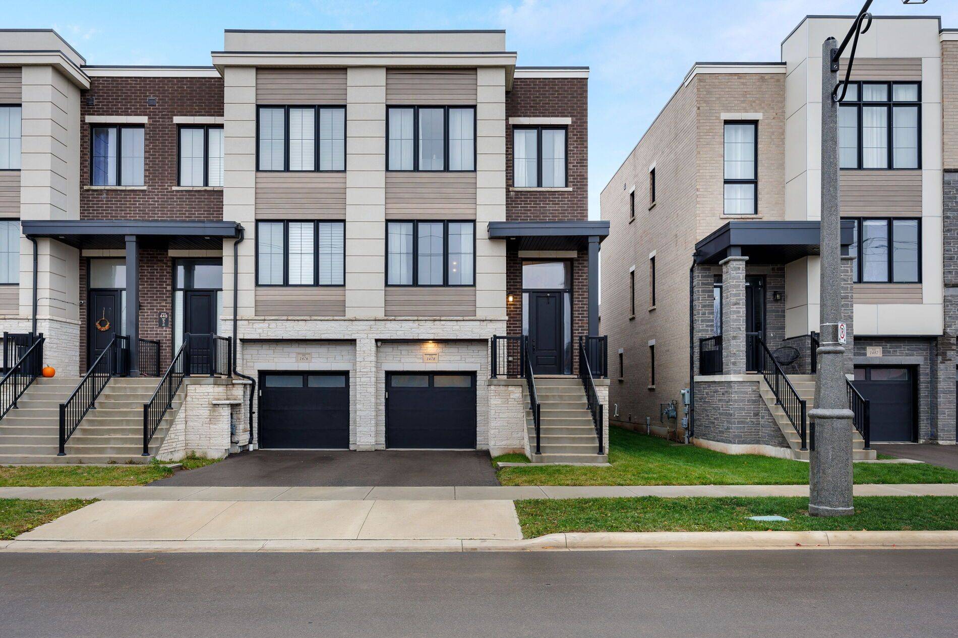 Oakville, ON L6M 5L2,1478 Yellow Rose CIR