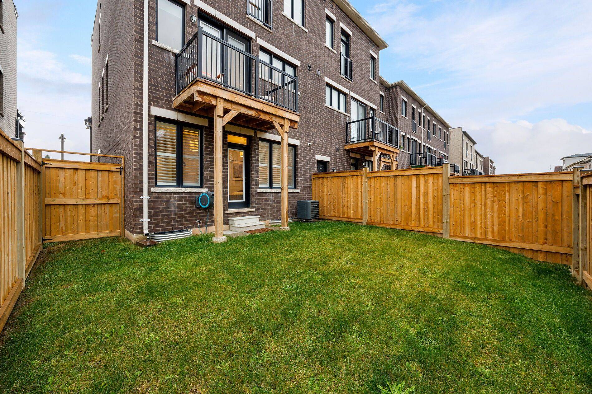 Oakville, ON L6M 5L2,1478 Yellow Rose CIR