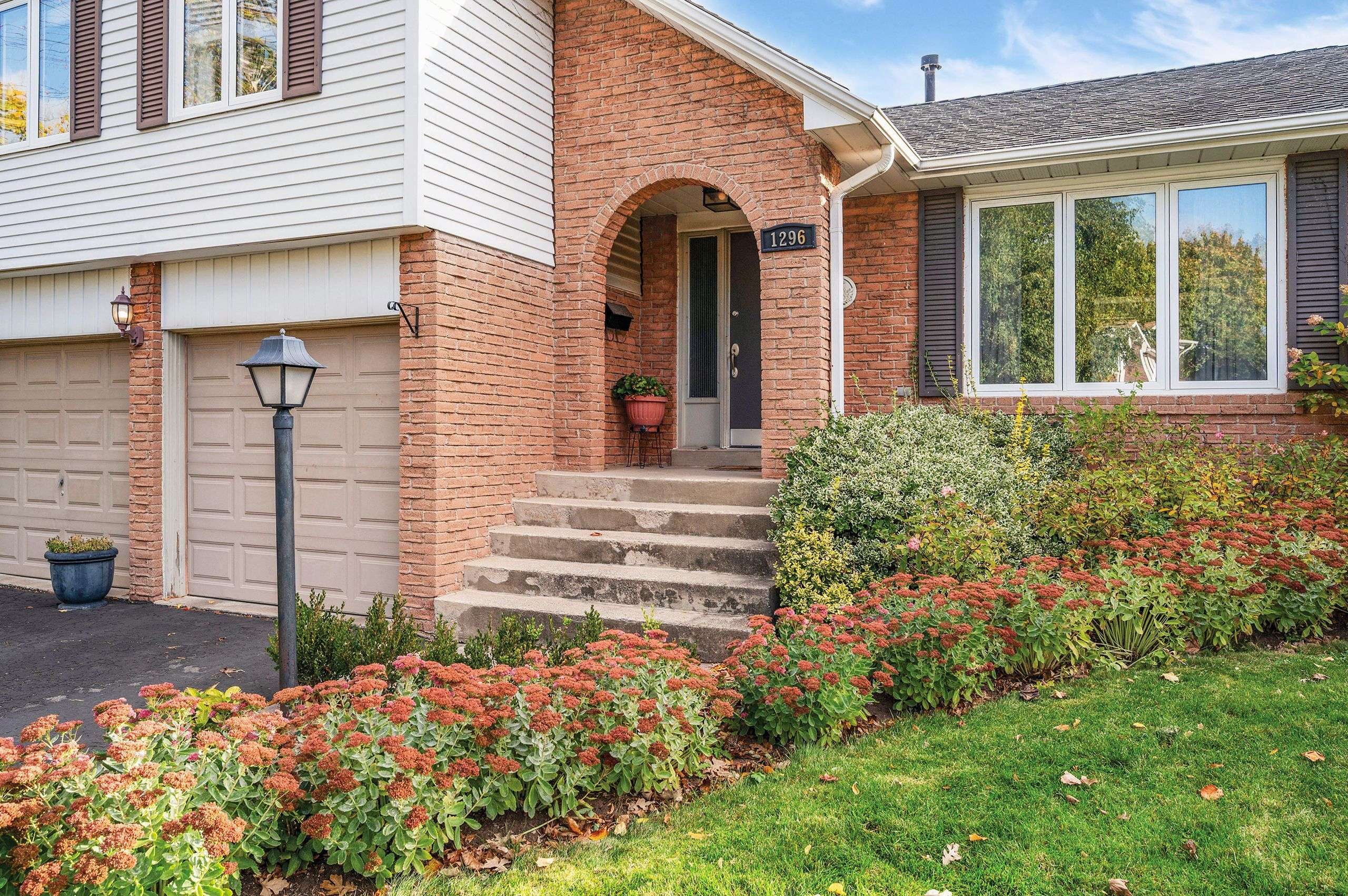 Oakville, ON L6H 2V8,1296 Griffith PL