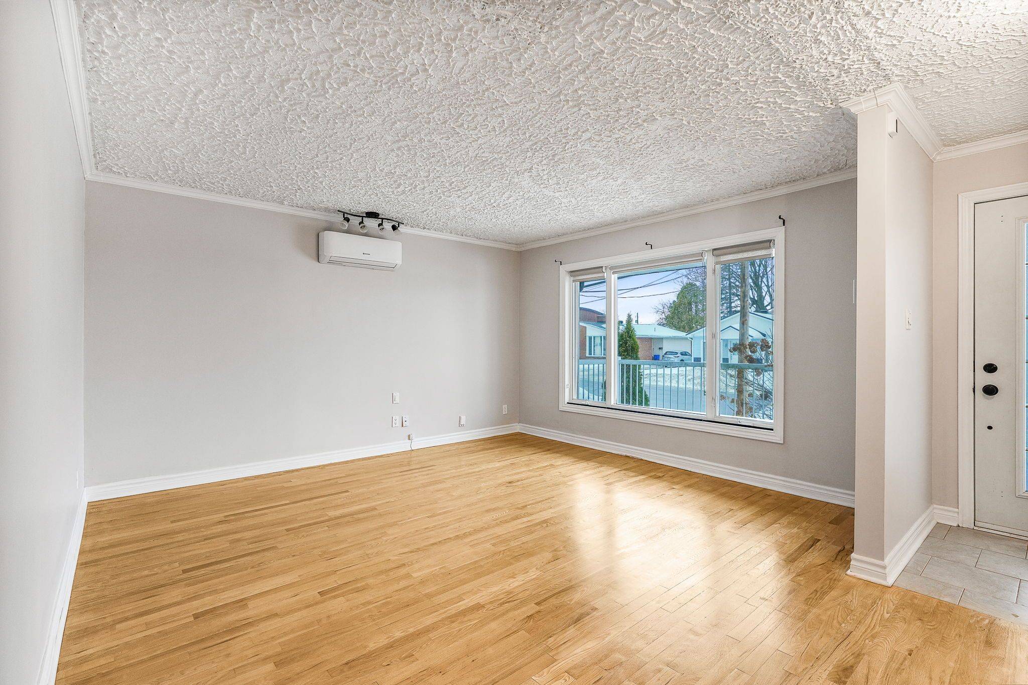 Hawkesbury, ON K6A 2G3,301-303 Chamberlain ST