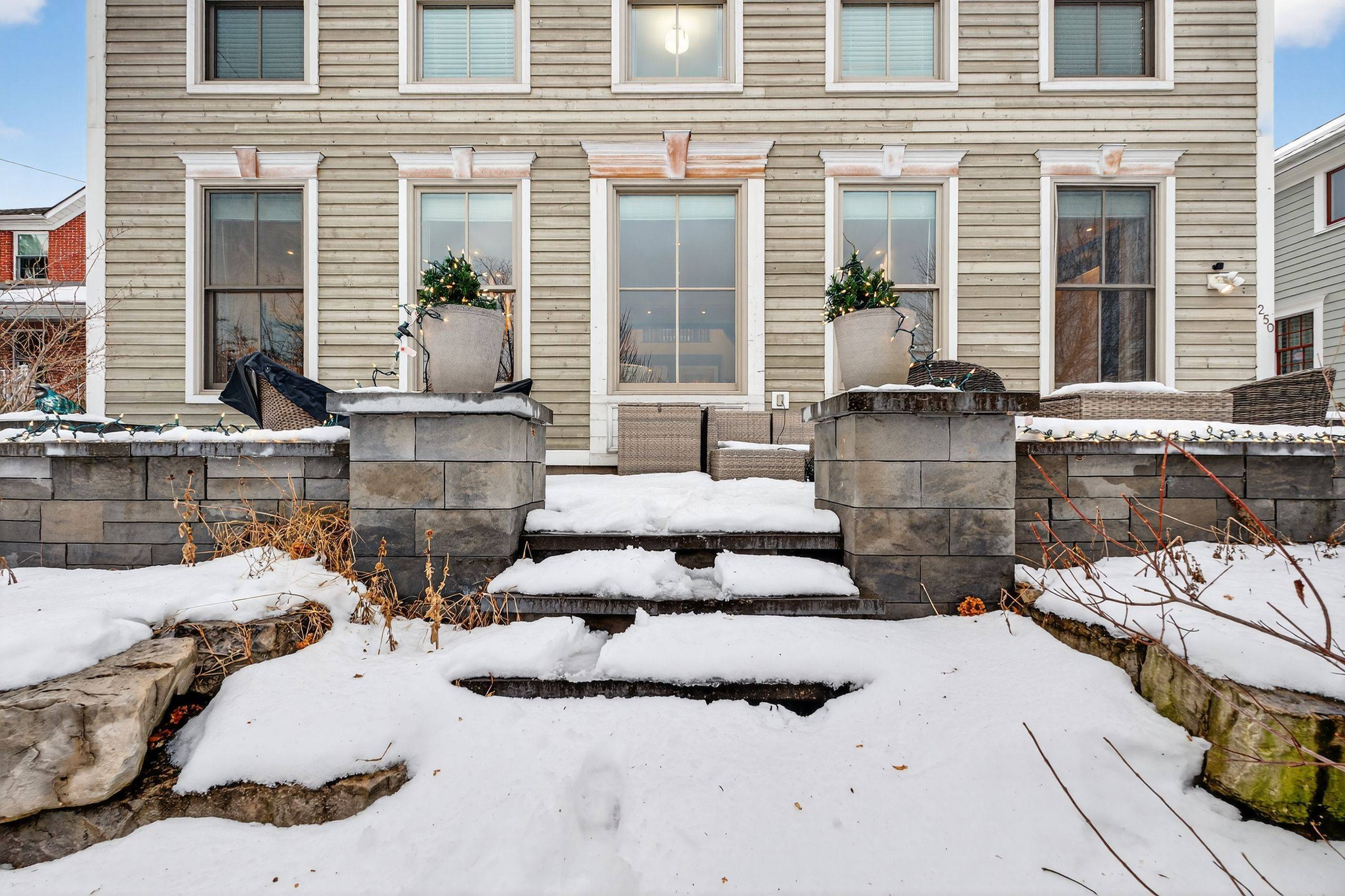 Kingston, ON K7K 6W4,250 MAIN ST