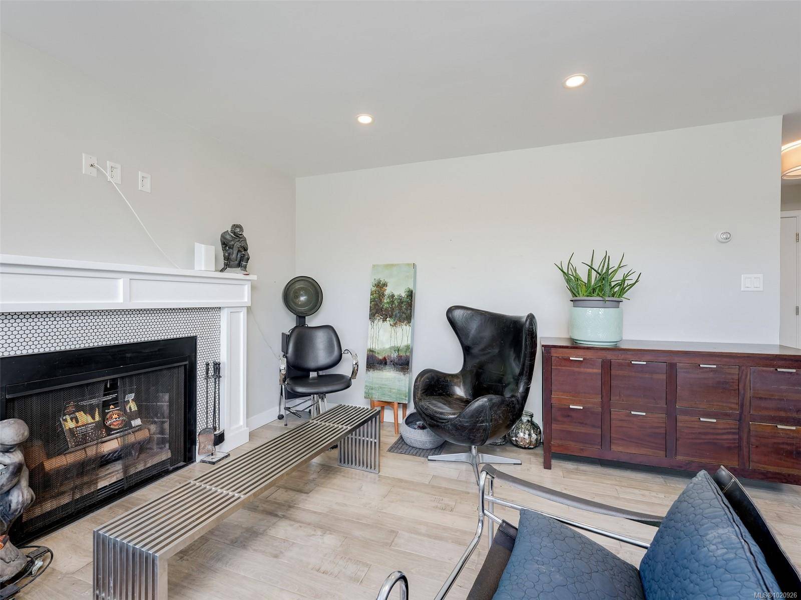 Saanich, BC V8X 1M2,3274 Glasgow Ave #401