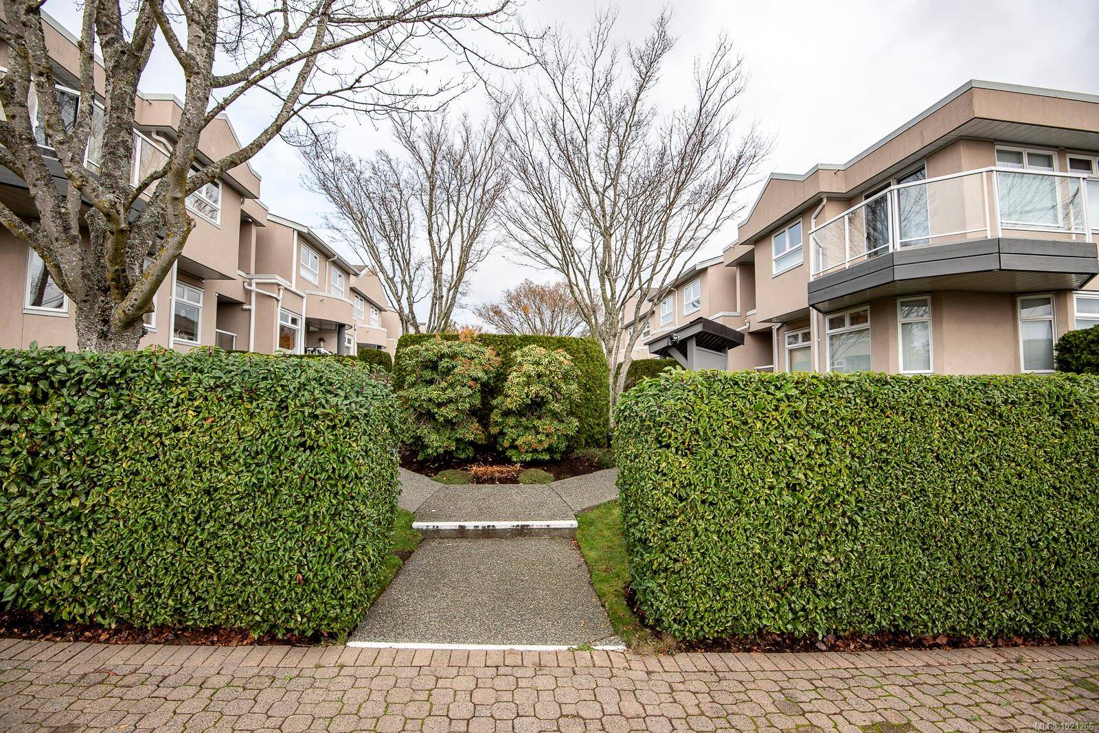 Saanich, BC V8Z 1G1,478 Culduthel Rd #7