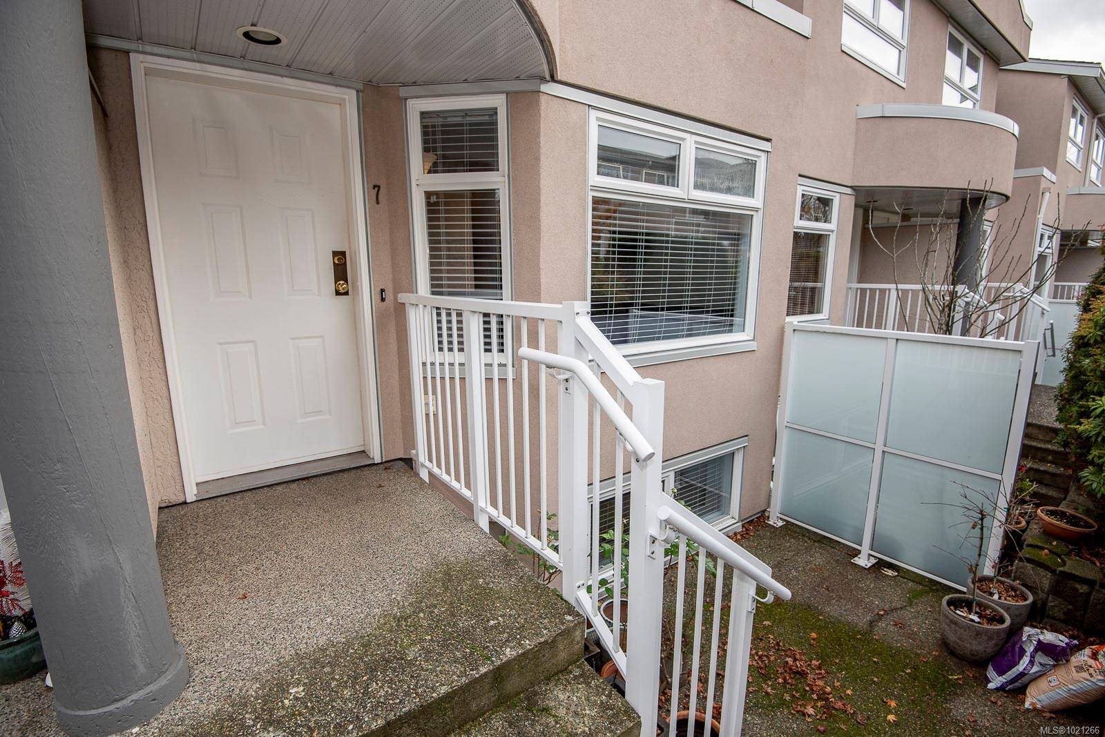 Saanich, BC V8Z 1G1,478 Culduthel Rd #7