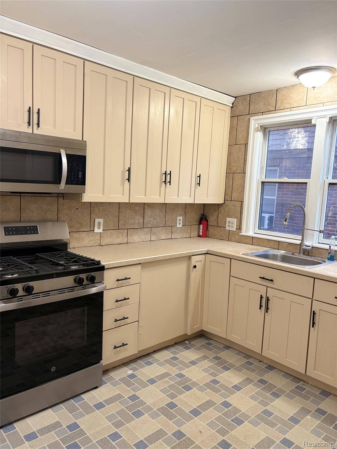 Detroit, MI 48221,17354 Warrington DR