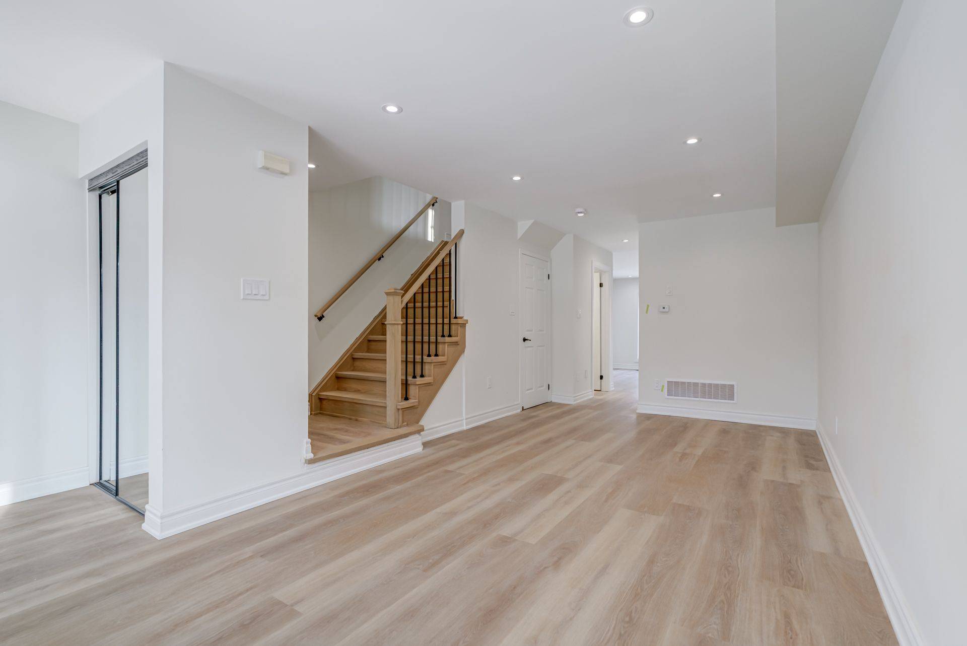 Toronto E11, ON M1X 1W6,75 Hummingbird DR #UPPER