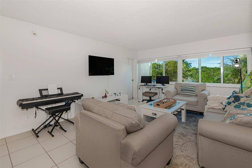 Weston, FL 33326,100 Lakeview Dr #206