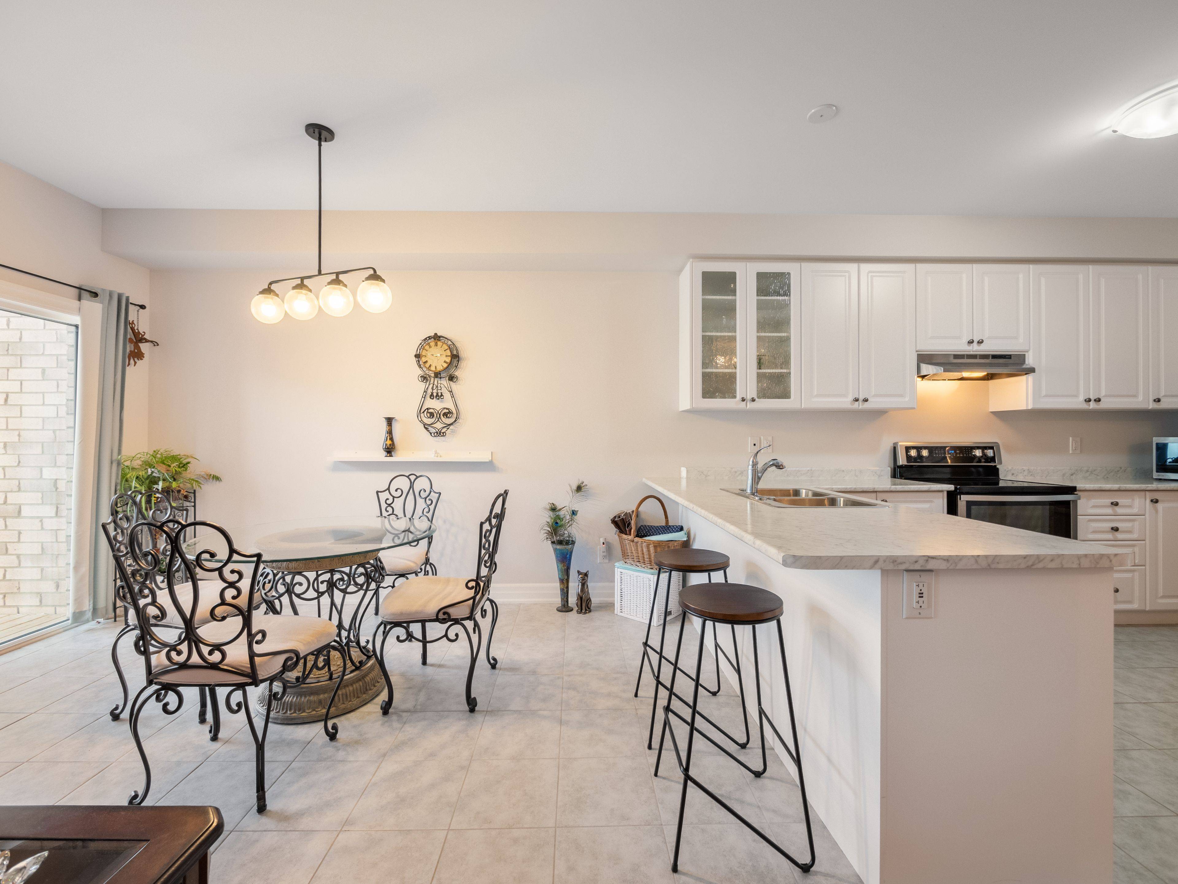 Newmarket, ON L3X 0K6,20 Vantage LOOP