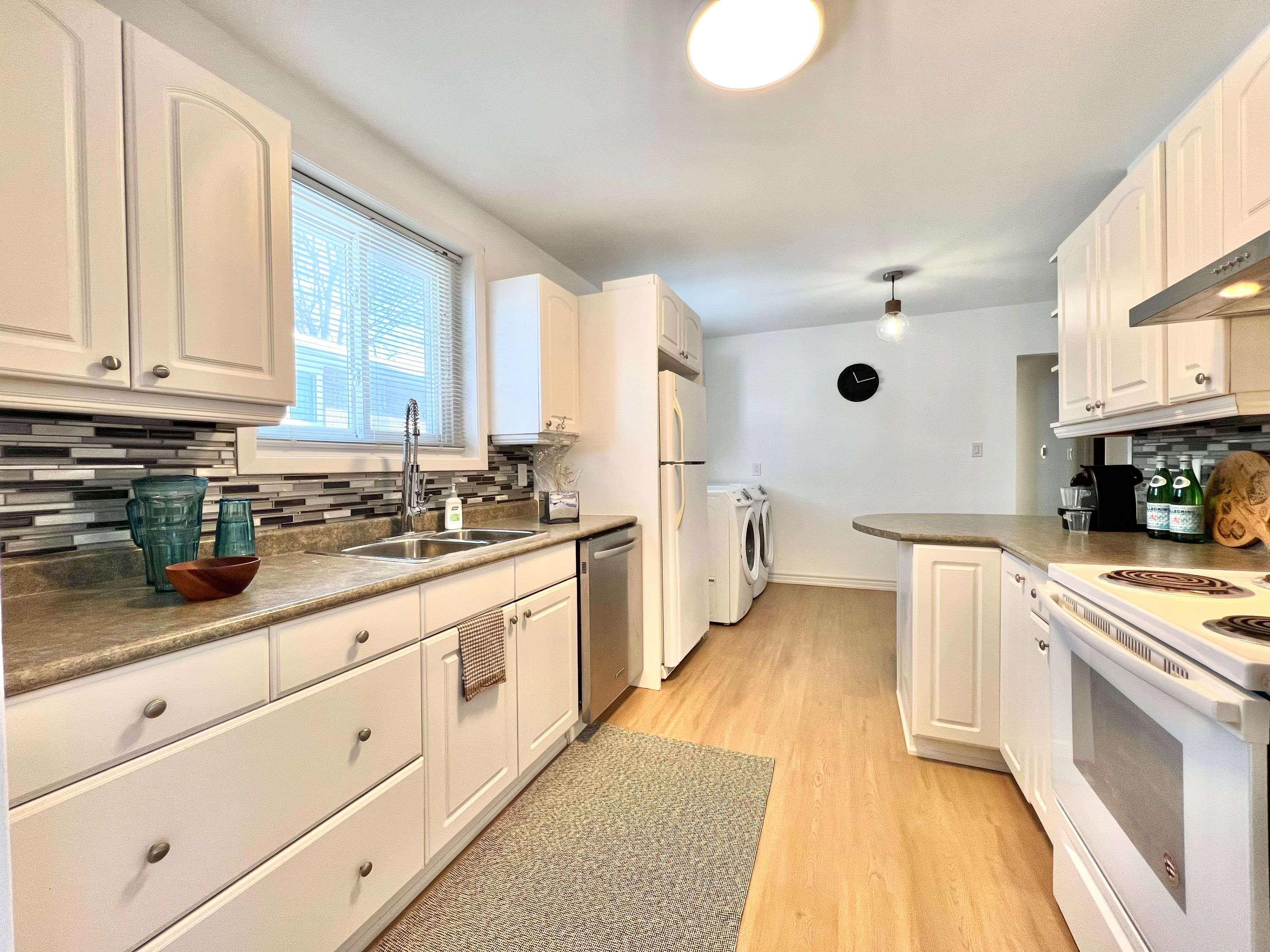 Newmarket, ON L3Y 2Z8,728 Sunnypoint DR