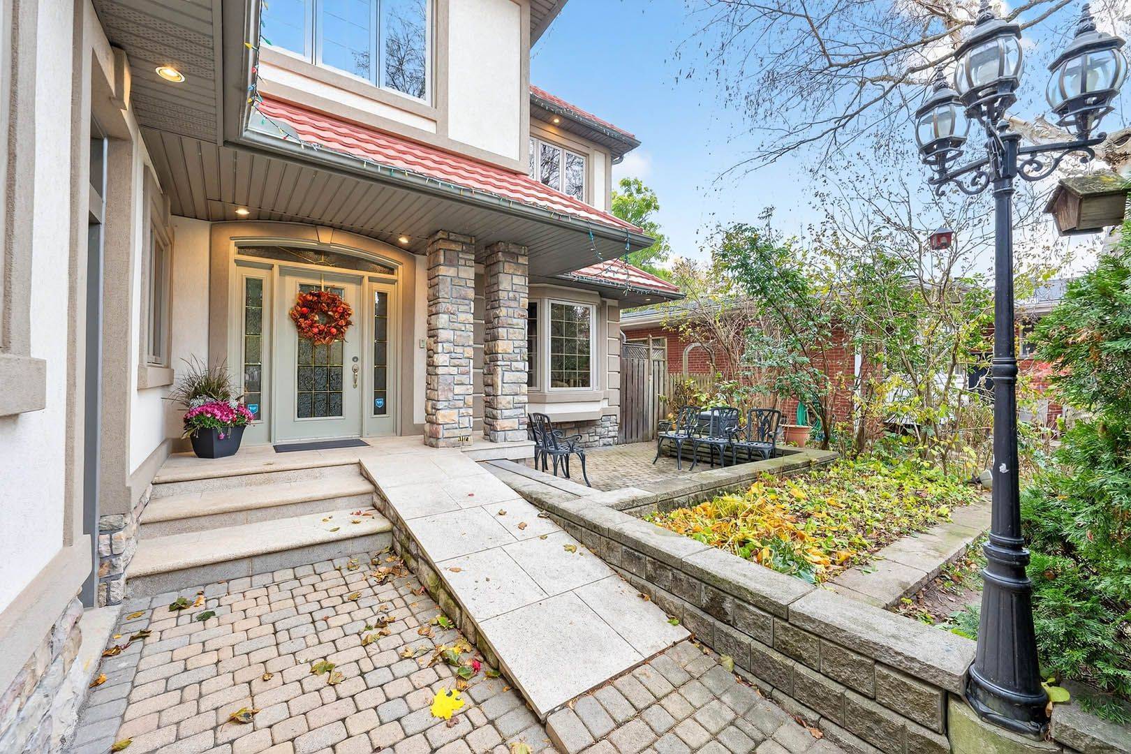 Mississauga, ON L5E 2S7,1670 Lincolnshire BLVD