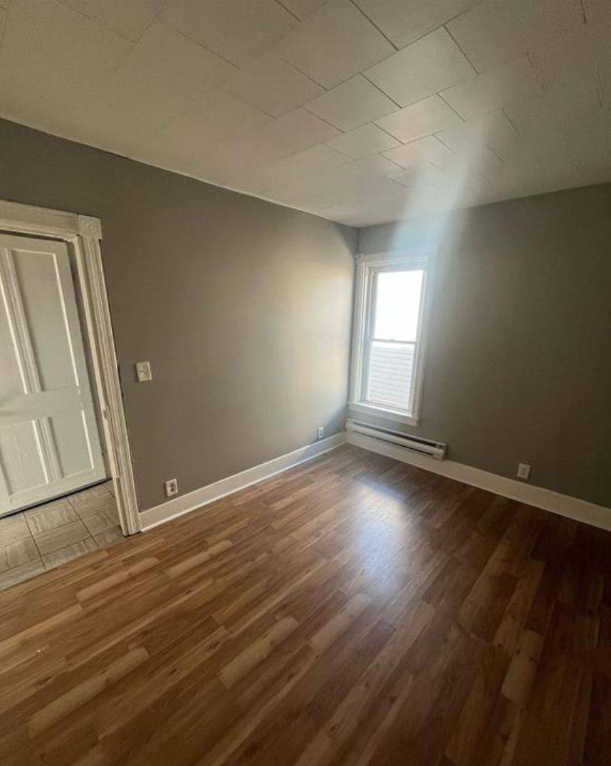 Fort Erie, ON L2A 2S7,255 Jarvis ST #2