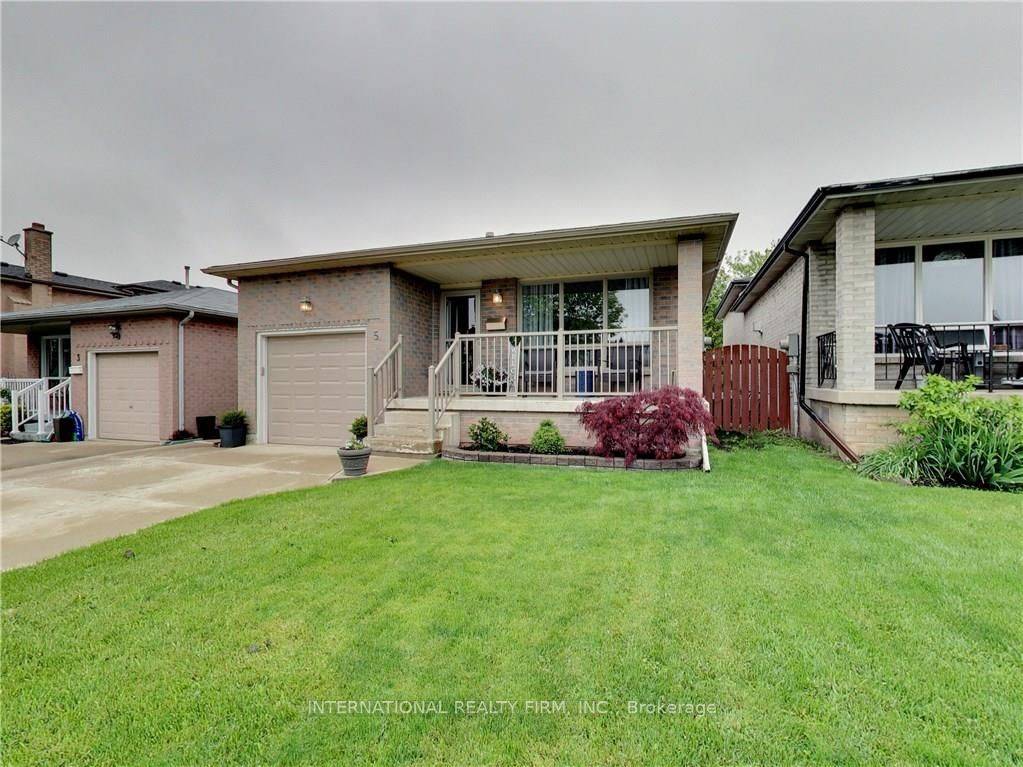 Hamilton, ON L8E 4M8,5 Regis CT #Basement