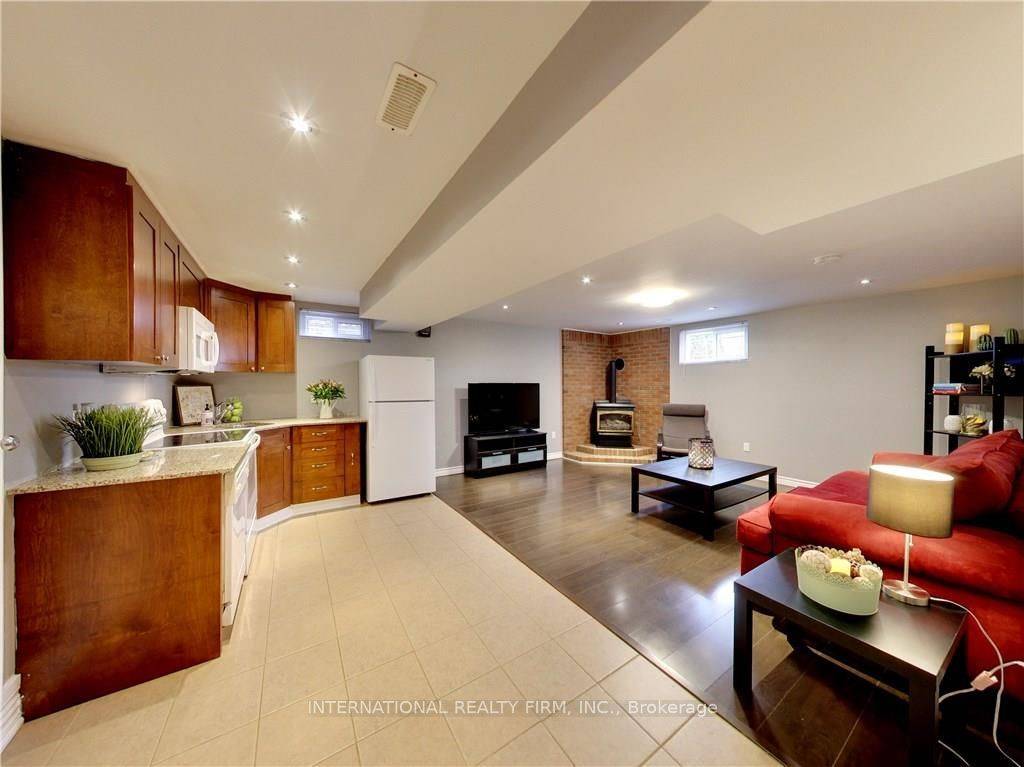 Hamilton, ON L8E 4M8,5 Regis CT #Basement