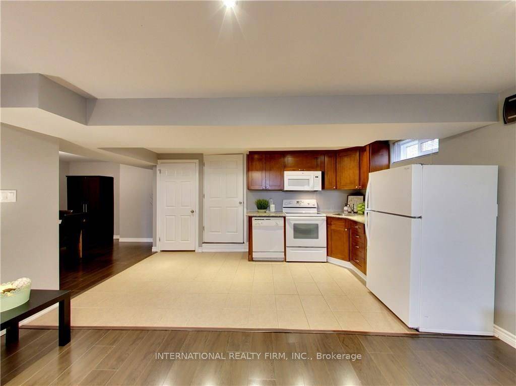 Hamilton, ON L8E 4M8,5 Regis CT #Basement