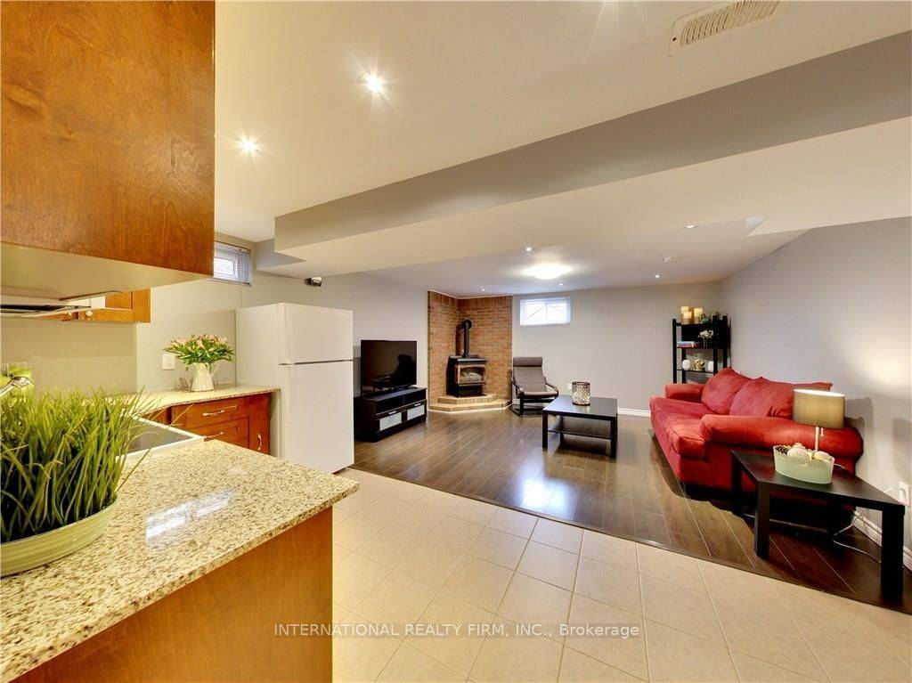 Hamilton, ON L8E 4M8,5 Regis CT #Basement