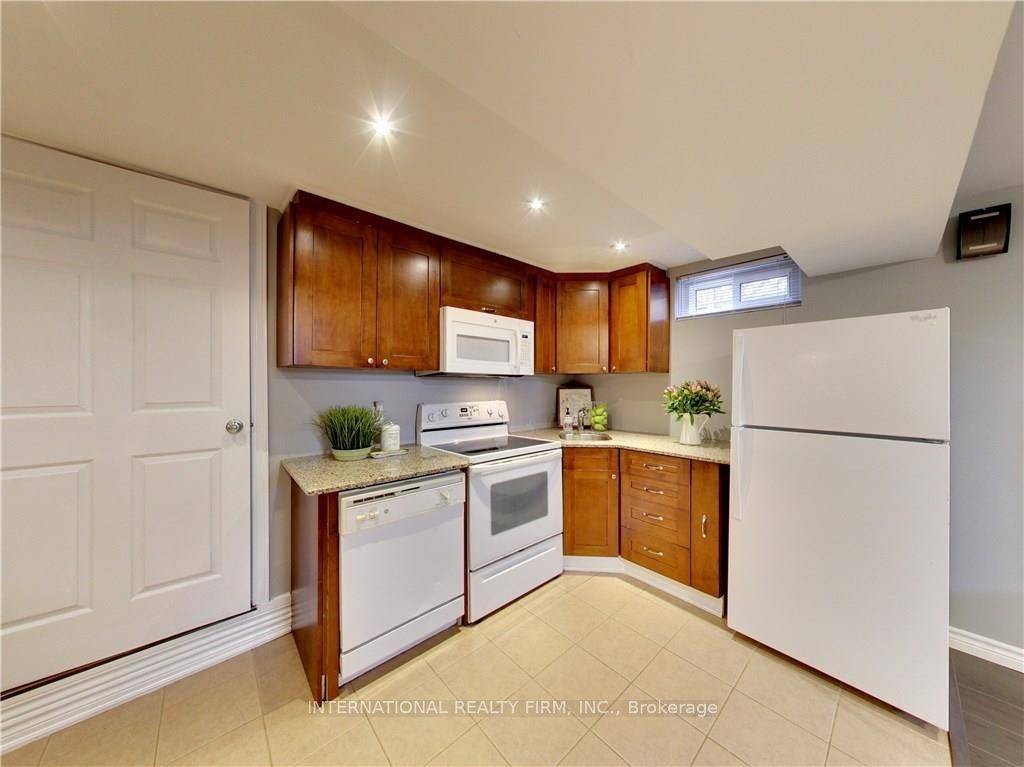 Hamilton, ON L8E 4M8,5 Regis CT #Basement