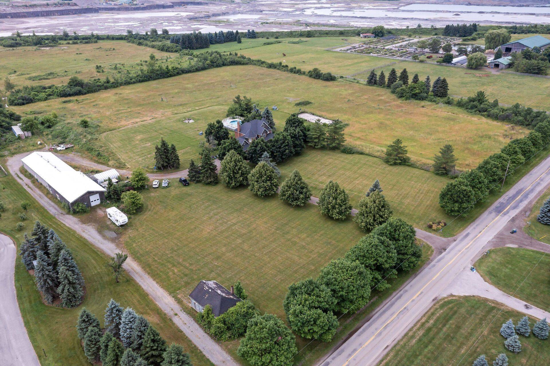 Hamilton, ON L9H 5E2,692 5 Concession W