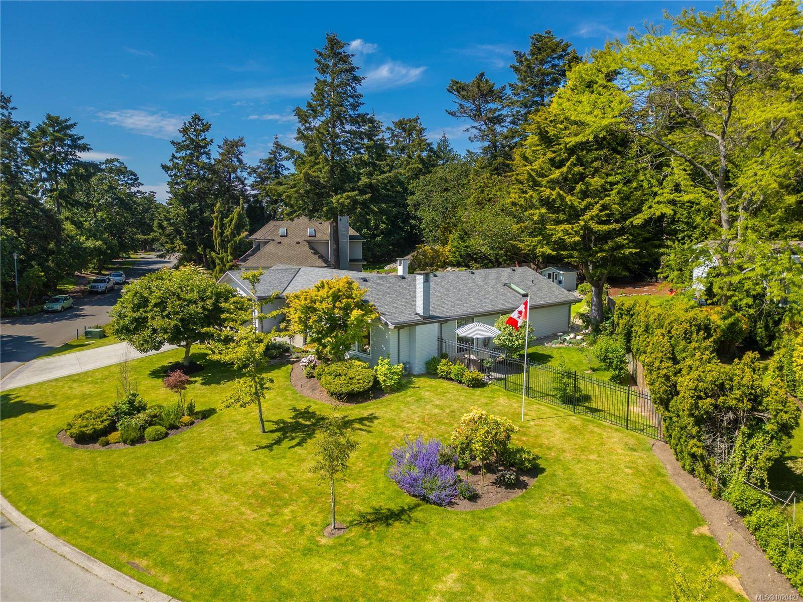 Saanich, BC V8N 5X4,2780 Arbutus Rd