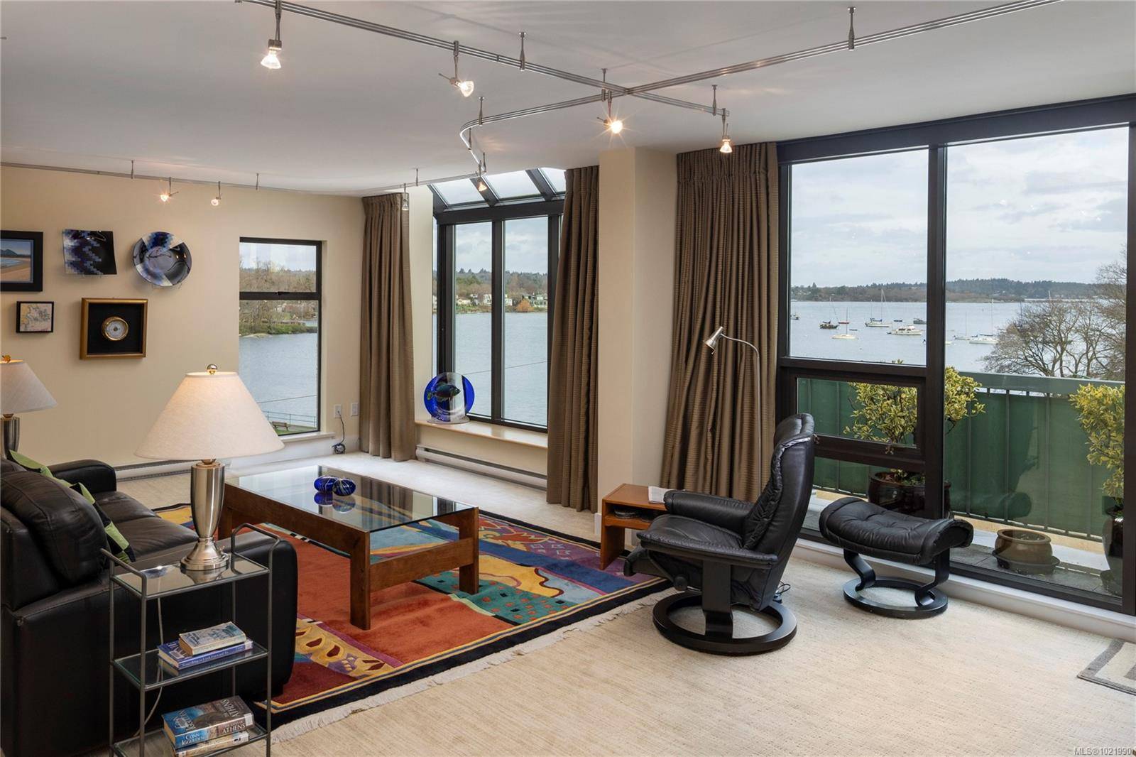 Oak Bay, BC V8S 5H9,2605 Windsor Rd #503