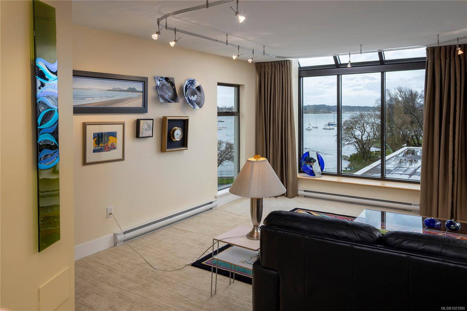 Oak Bay, BC V8S 5H9,2605 Windsor Rd #503