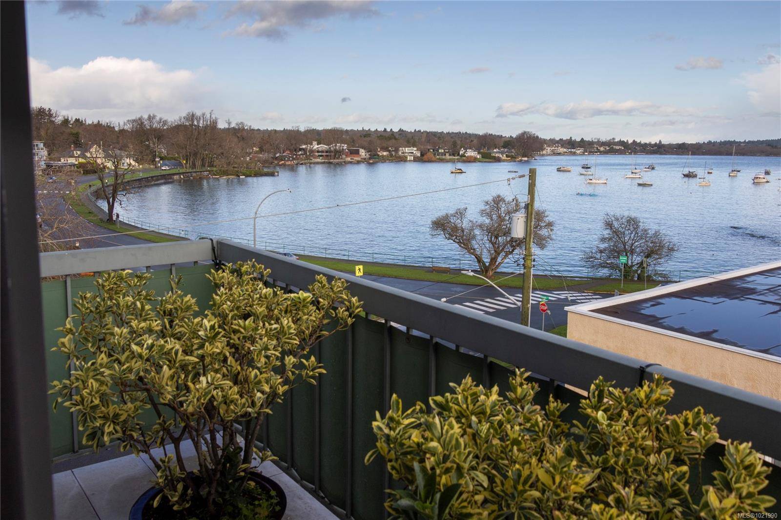 Oak Bay, BC V8S 5H9,2605 Windsor Rd #503