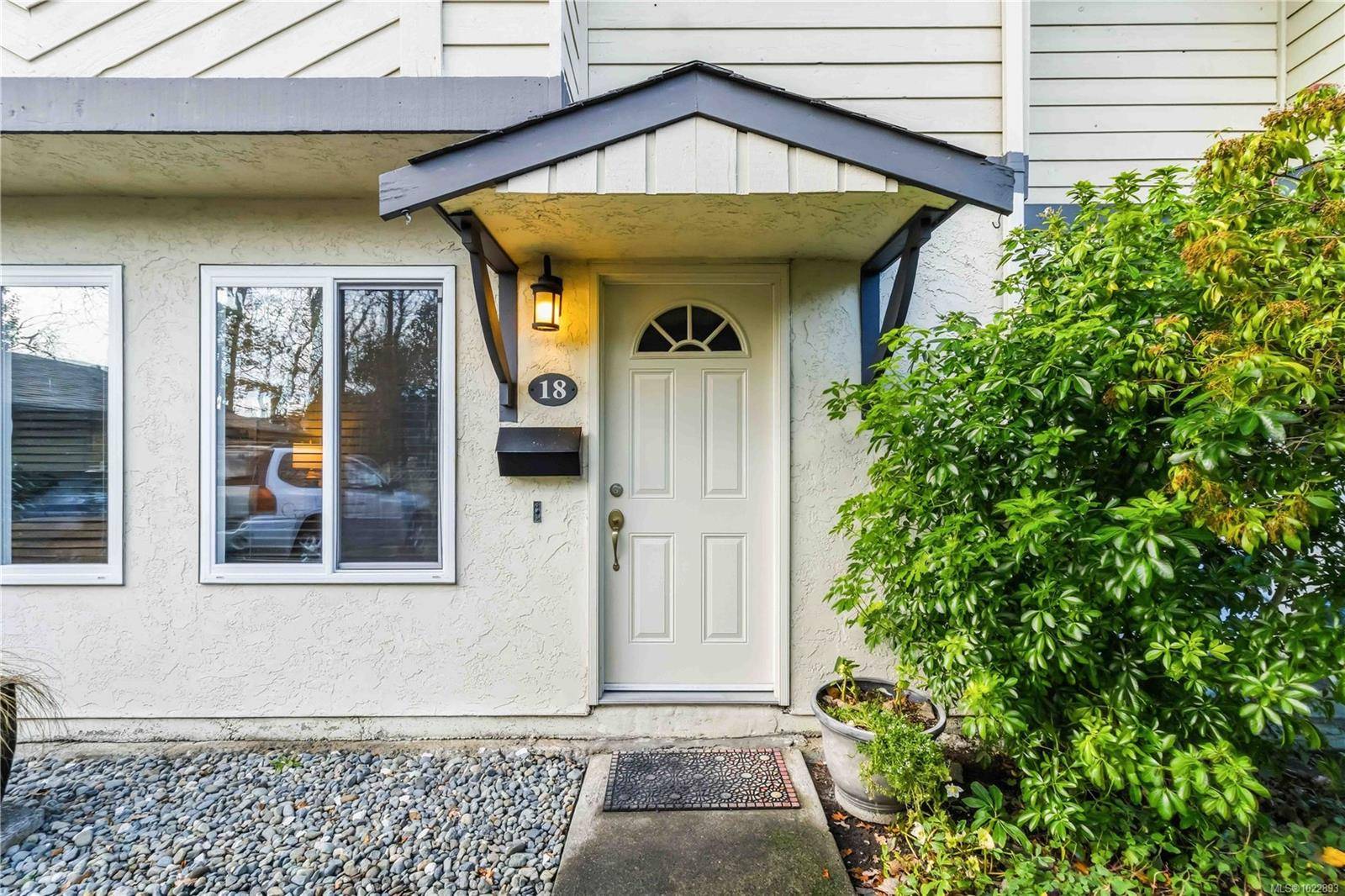 Saanich, BC V8N 1A6,1741 McKenzie Ave #18