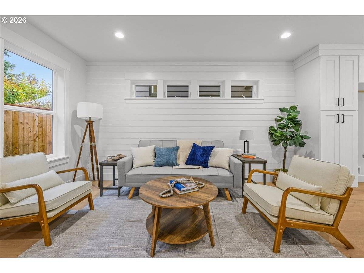 Portland, OR 97215,4234 SE YAMHILL ST #2