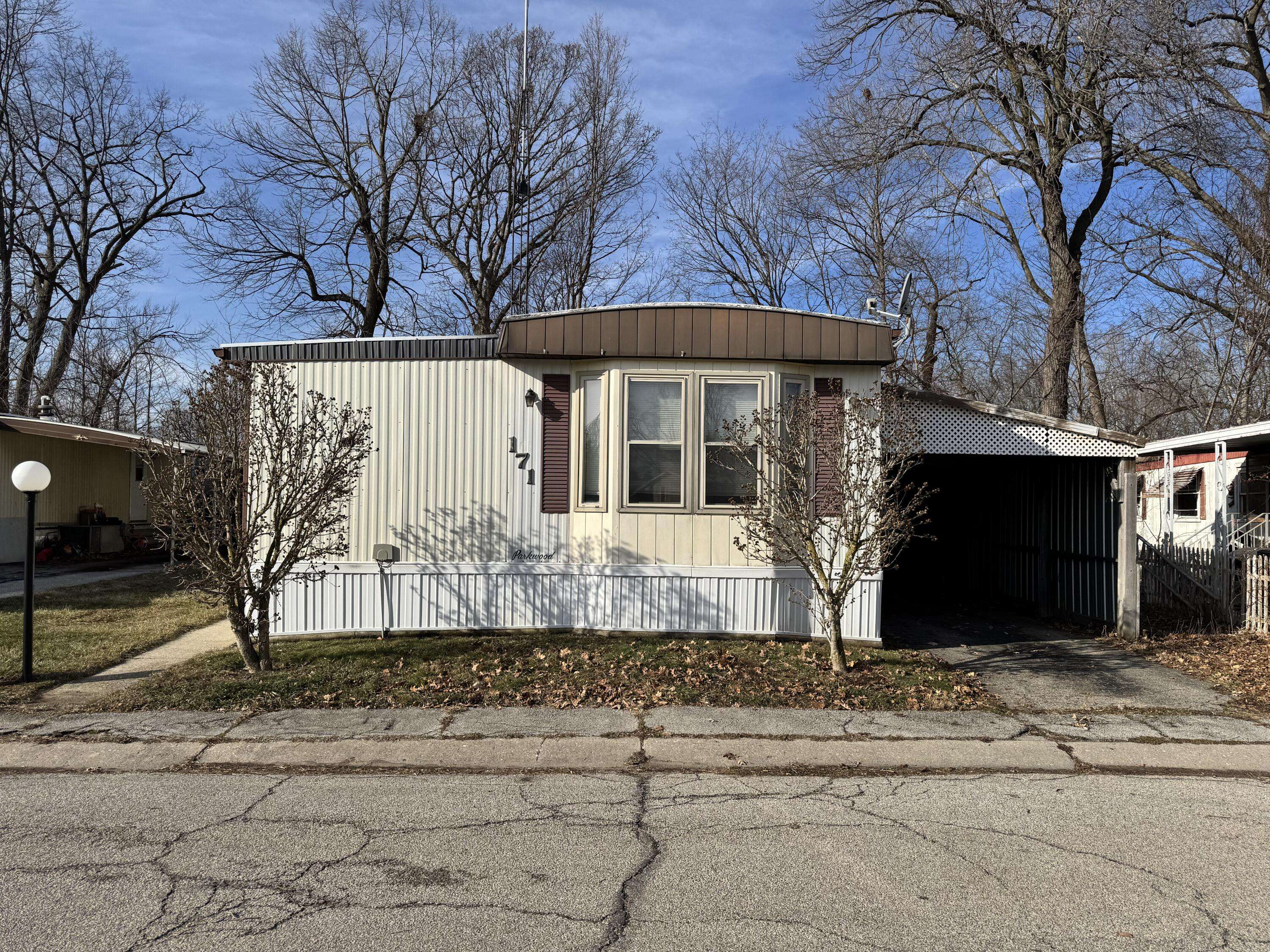 Adrian, MI 49221,1100 S Main ST #171