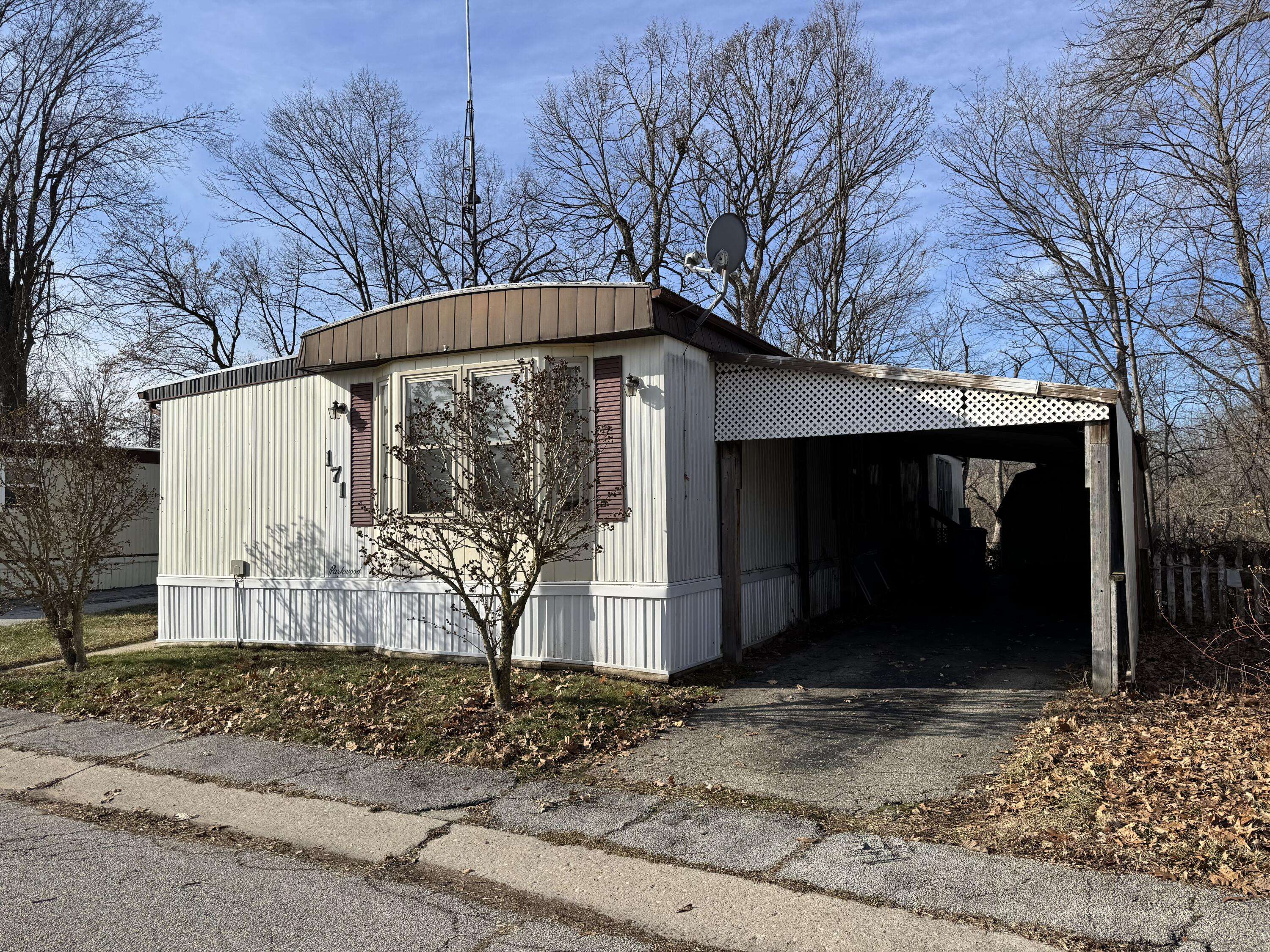 Adrian, MI 49221,1100 S Main ST #171