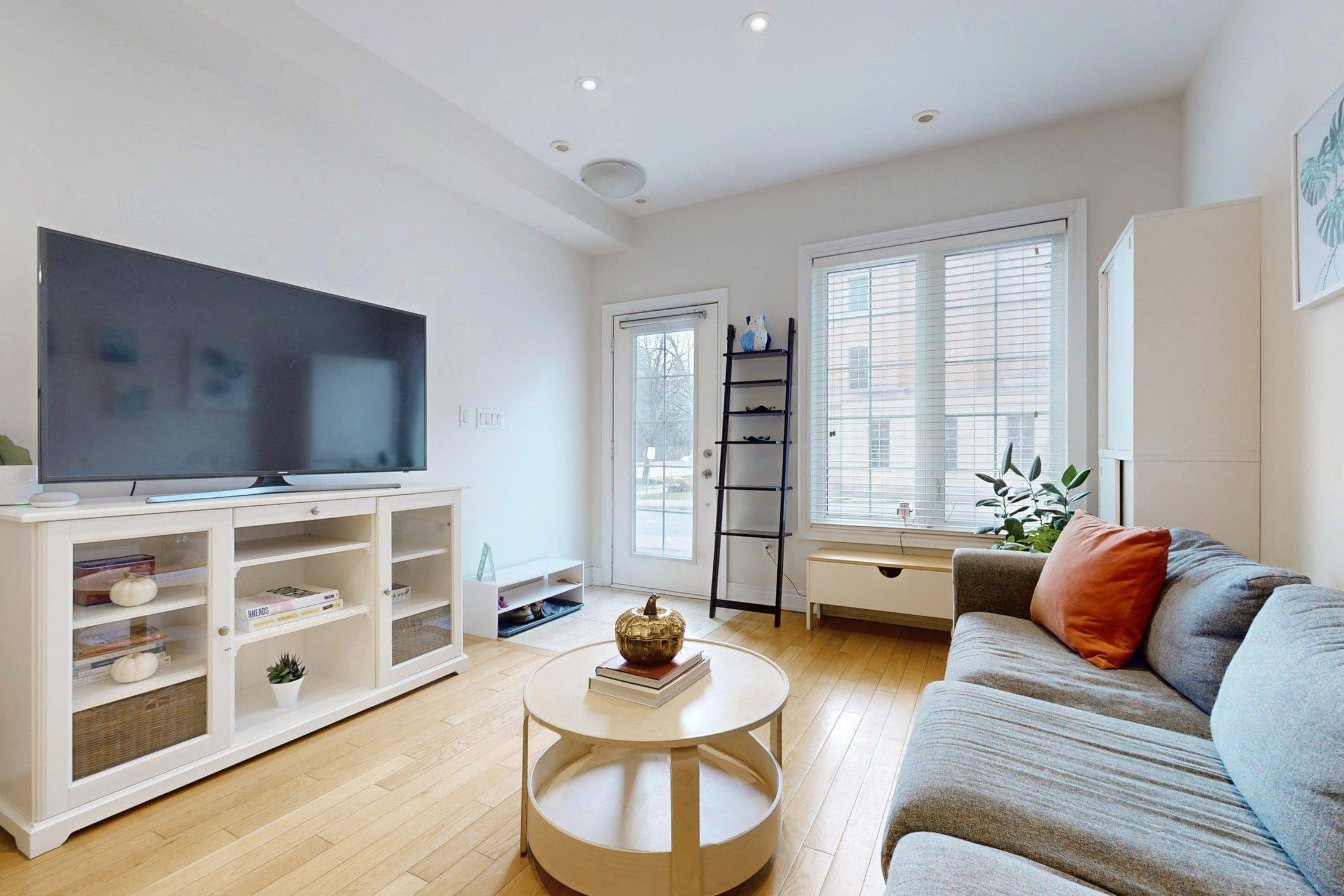 Toronto C12, ON M4N 0A4,76 Hargrave LN