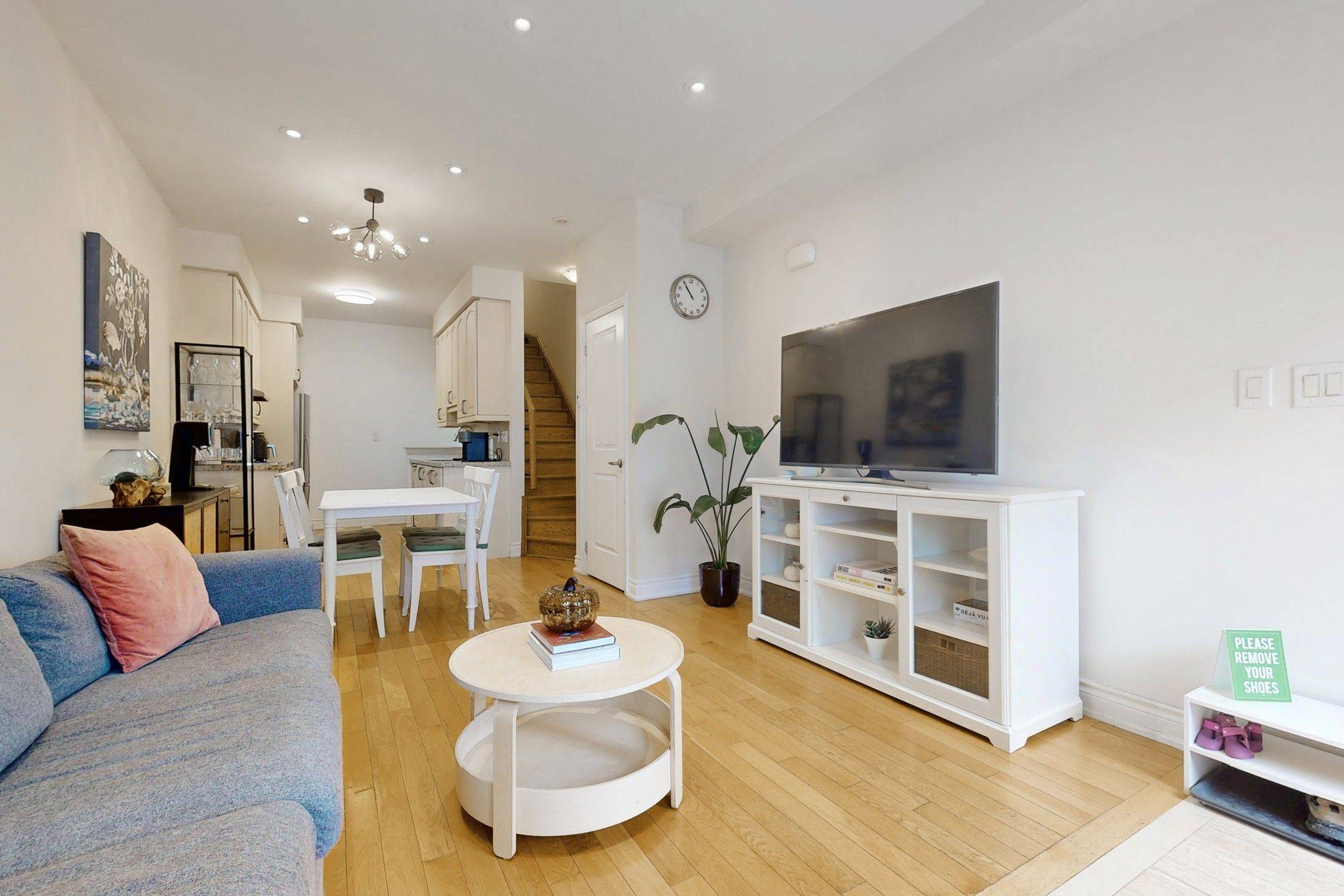 Toronto C12, ON M4N 0A4,76 Hargrave LN