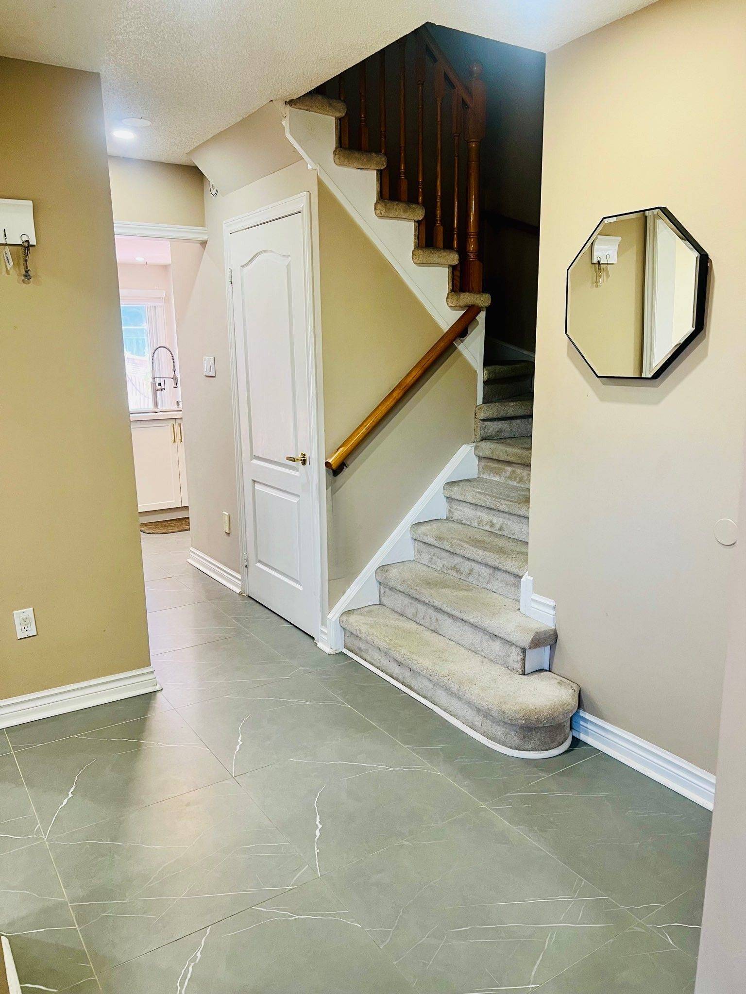 Whitby, ON L1R 1Y4,2 Sable CRES